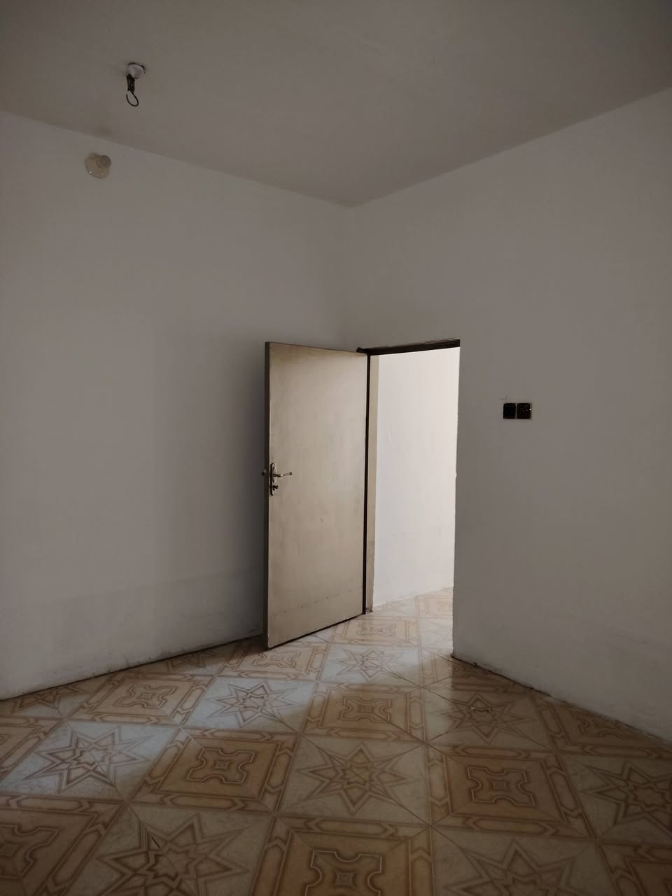 #بيت ١٠٠ متر نضيف حي الميلاد الحولي عمود ١٣٧ طريق الجنة وتدخل الفرع منطقة ال٤٤ الف منطقة هدوء
#تفاصيل البيت طابق واحد عكادة نضيف
غرقة وصالة ومطبخ و استقبال وتخاريج ومخزن طابق ثاني سيراميك وكاشي نضيف 
اكو صور وفيديو موجود للبيت
#سعر البيت ٧٥ مليون وبيه مجال
#سند طابو صرف وكالة بغداد اضبارة أصلية 
#للاستفسار الاتصال او المراسلة مكتب المظفر للوساطة العقارية 
***********
***********
***********
#عنوان المكتب النجف حي الميلاد الحولي عمود رقم واحد
#شعدكم عروض بيع وشراء المكتب في خدمتكم
