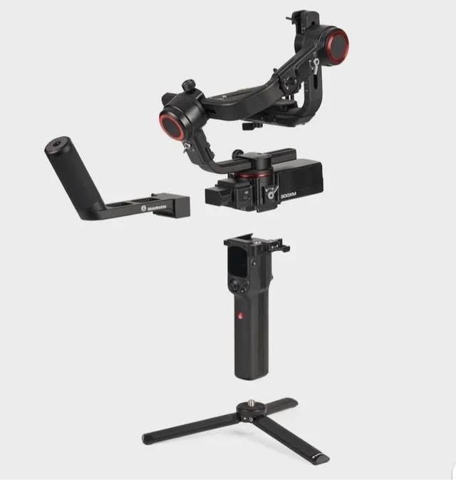 للبيع
للتواصل ***********
نظافته ٩٥ %
Manfrotto MVG300XM هو جيمبال ثلاثي المحاور Modular (قابل للفصل) مصمم لتثبيت كاميرات DSLR وMirrorless الثقيلة حتى 3.4 كجم بمرونة عالية.  ￼

✔ تصميم موديولار (Modular)
✔ مقبض قابل للإزالة ويمكن استخدامه كـ ريموت كونترول لاسلكي
✔ شاشة LCD تعمل باللمس على المقبض للتحكم في الإعدادات
✔ يأتي مع ملحقات كثيرة (سريع التحرير، حامل خلفي، ميني ترايبود)  ￼

⸻

⚙️ المواصفات التقنية

🔧 الخصائص الأساسية
 • نوع الجهاز: جيمبال استقرار ثلاثي المحاور (Pitch, Roll, Yaw)
 • التصميم: Modular (المقبض قابل للفصل ليعمل كجهاز تحكم)
 • التحكم:
 • شاشة LCD باللمس
 • Joystick للتحكم في الحركة
 • Knob متعدد الوظائف (يمكن استخدامه للتحكم في التركيز والكاميرا على الأجهزة المدعومة)  ￼

📐 نطاق الحركة
 • الدوران (Pan): 360°
 • الإمالة (Tilt): 340°
 • الدحرجة (Roll): 340°  ￼

📦 الحمل والوزن
 • وزن الجيمبال: حوالي 2 كجم
 • الحمولة القصوى: حتى 3.4 كجم (7.5 lbs)
 • الأبعاد: تقريبًا 19.6 × 29 × 46 سم  ￼

🔋 البطارية والشحن
 • نوع البطارية: Lithium-Ion مدمجة
 • مدة التشغيل: حتى 10 ساعات (عند الاستخدام العادي)
 • وقت الشحن: حوالي 2.6 – 2.8 ساعات
 • شحن: عبر USB-C (يمكن استخدام شاحن بقوة حتى 18 واط)  ￼

📱 الاتصال والتحكم
 • الوصلات: USB-C للشحن، Wi-Fi للتحكم
 • تطبيق: Manfrotto Gimbal 300XM للتحكم اللاسلكي وإعدادات إضافية  ￼

🌡 بيئة التشغيل
 • درجة الحرارة: من -10 °C إلى 45 °C  ￼

⸻

🎬 أوضاع التصوير والدعم

يحتوي الجيمبال على أوضاع تصوير مدمجة مفيدة للفيديوهات الإبداعية مثل:
✔ Timelapse
✔ Inception / vortex motion
✔ Panorama
✔ Portrait (تصوير عمودي)
✔ Selfie mode  ￼

⸻
