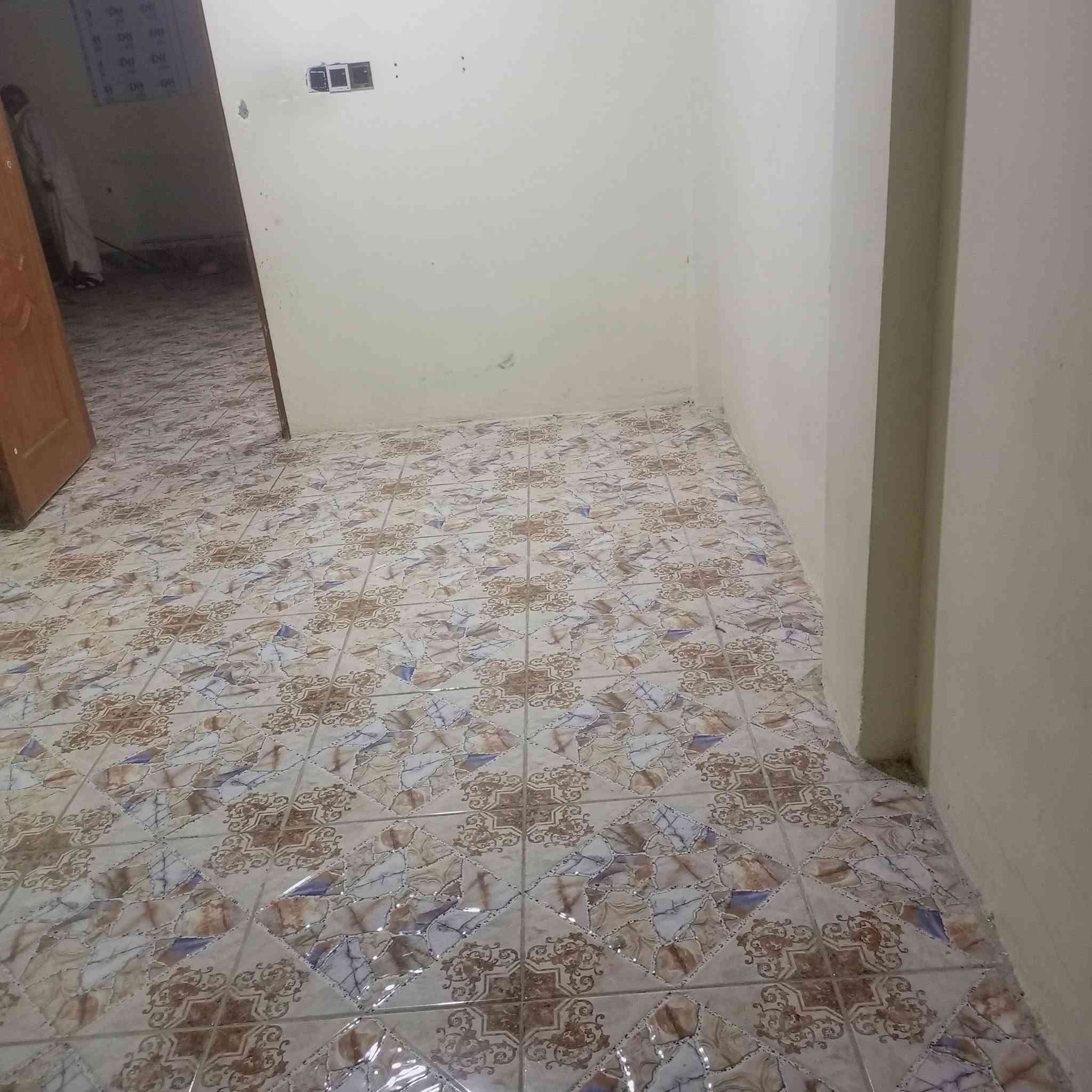 شقه للايجار بالقبله بحي المهندسين على الشارع الرئيسي بيها غرفتين نوم وهول داخلي ومطبخ وصحيات وكيزر وتانكي وماطور اجاره قفل 400 الماء والكهرباء على المؤجر مطلوب عائله صغيره اي استفسار على هذا الرقم ***********
