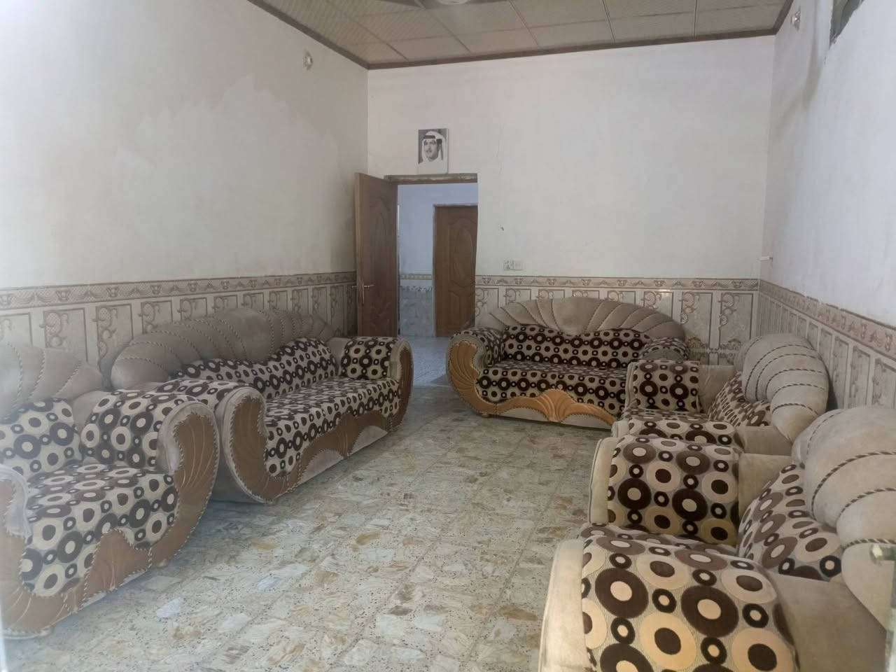 650 متر مع بيت طابو زراعي سند 25
وجه 20 متر 
البناء البيت طابوك 
مساحه البيت 150 متر 
موقع طوريج منطقه الرشيده قرب سيطره رشيده تبعد عن سيطره 400 متر
***********
***********
