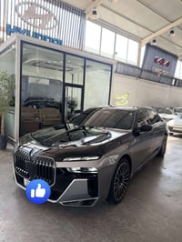 Bmw 740 2024 وارد امريكي حادث قطعه فقط صبغ بنيد  ماشية 11 الف  المواصف...