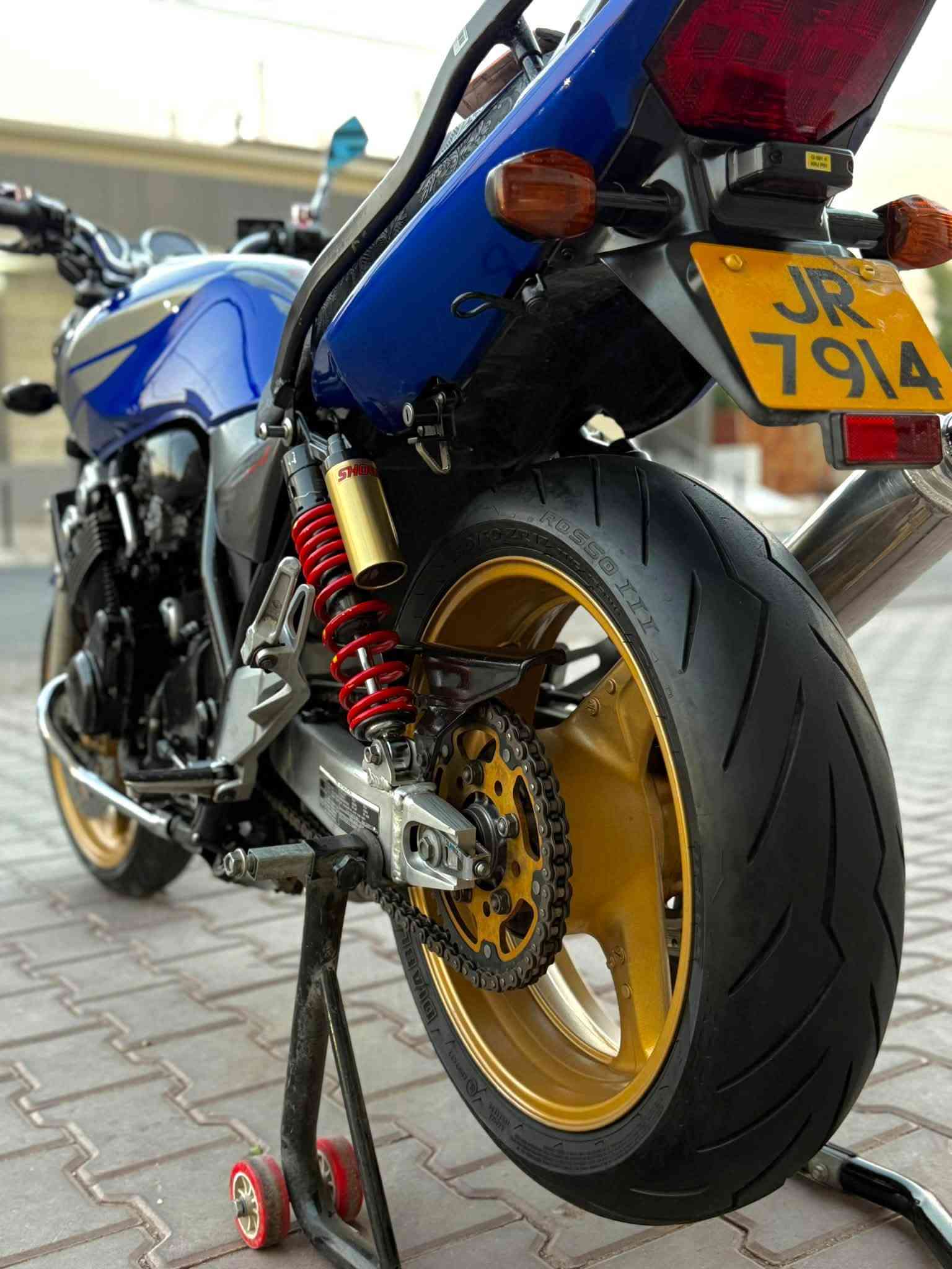 للبيع CB 400 جيل ثالث مال رمبه لوك
موديل ( 2006 ) شخط واحد مابي 
الي يدور جديد وبلكارتون دراجه كفاله عامه كير محرك كابريتر كله بشرط برغي ممفتوح تايرات وزنجيل ودهن جديد كهربائيات كامل مكاني كركوك دراجه بل معرض ماكس موجود اتصل وخادم للطيبين💙
 (( *********** )) توصيل كل محافظات موجود
