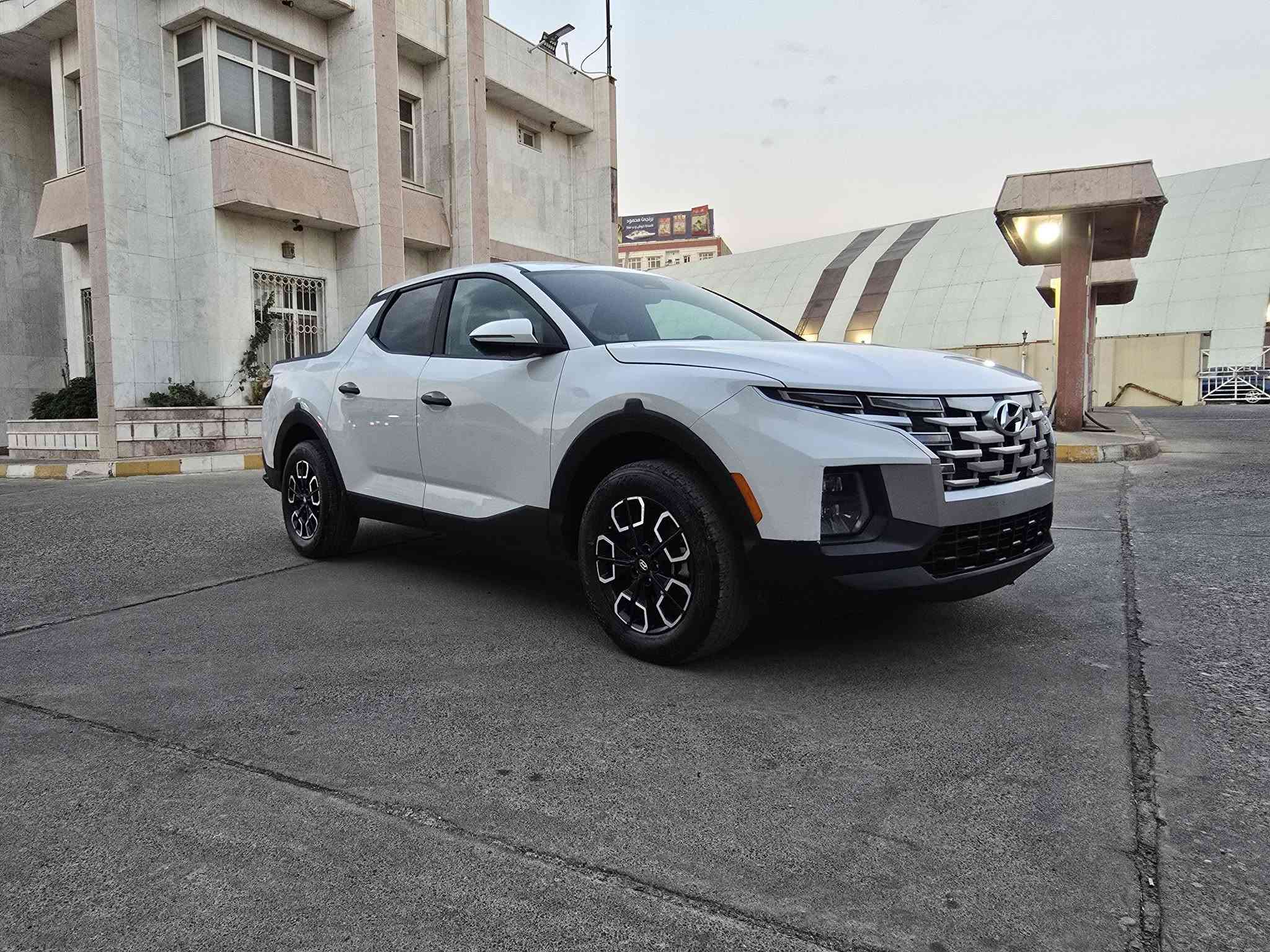 هونداي سانتا كروز 2024 SEL
 ماشية ٤٨ الف مايل بدون رقم
 تترقم شمالي
لون ابیض مميز بدون رقم جديد داخله للعراق تترقم شمالي (أربيل او سليمانيه او دهوك )حسب رغبة المشتري كلفة رقم على مشتري او إذا تريد نرقمه حاضر الك بيوم واحد سنوية بسمك 

محرك 2500 تنفس طبيعي 
سيارة  تشغيل عن بعد لايتات
 عدسة شاشه ديجيتال 
أبواب بصمة
شغال 
رادار 
كاميرة
تشغيل بصمة 
كشنات كهرباء
كشنات هيتر   
سيارة بس واحد جملاخ امامي کلیر امریکی  بدون تبديل بدون دواخل 
جميع إرباكات سليمة 
سيارة فقط   تعديل جملاخ خلفي وقلم كارد خفيف لاغيرها باقي سيارة كله شرط 
مكان _ عقرة
رقم تلفون واتساپ ***********

نص مكتوب في الصور:
- Friday, June 26, 2026
- واردات امريكا