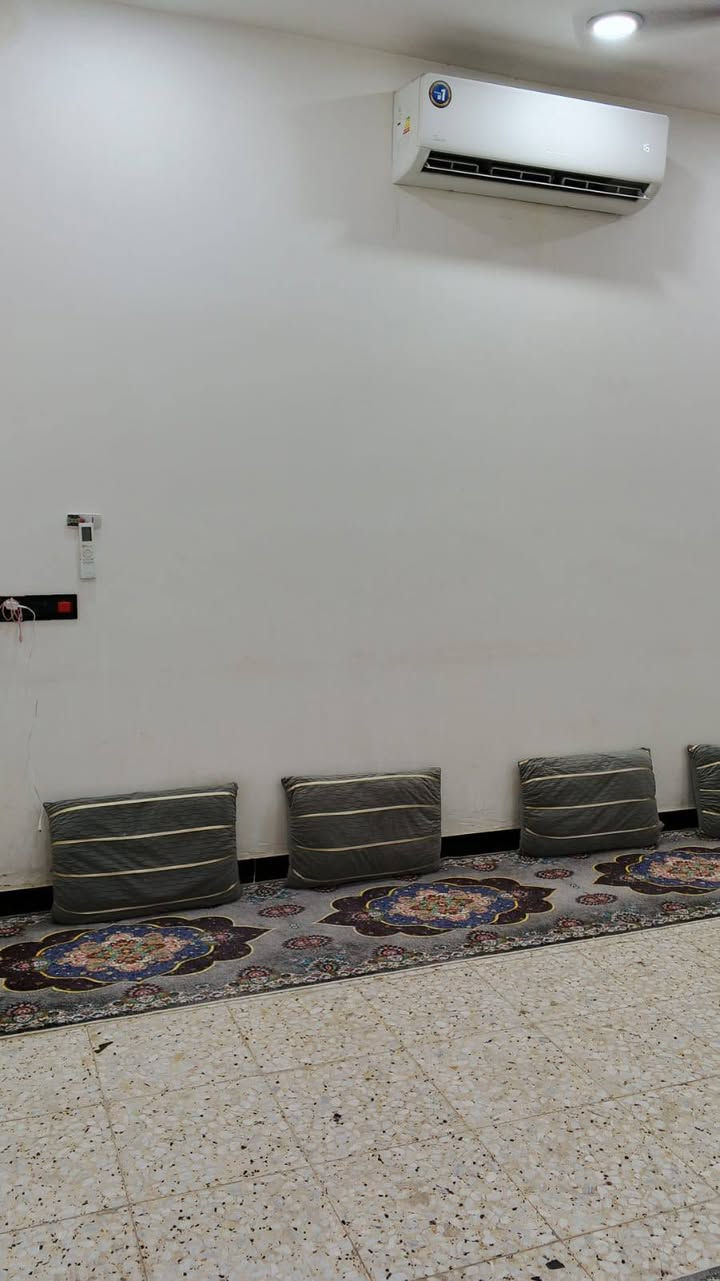 دار 🏠 للبيع مساحة 100 متر زراعي سند 25 قاط واحد بي غرفة نوم وحدة ومطبخ حار بارد وستقبال وممر وصالة وحمام خارجي وحمام داخلي وبيتونة وصطحين وستاير العنوان حي الرئاسة شارع عشرين كاع ابو رشاد كاملة خدمات مي مجاري كهرباء مقرنص تبليط السعر خاص ***********

