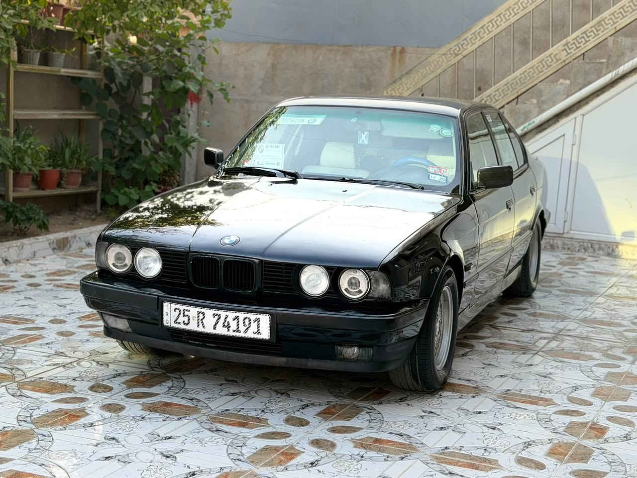 #السلام_عليكم 
  BMW 525 مسكر 
موديل 92
لون اسود ملكي
              ꧁مواصفات꧂
«رقم كركوك مشروع وطني
«هزه جديد
«سلايت طكتين 
«داخل ابيض
«كير اوتماتيك 
«نظام سبورت
«تبريد تدفئه
«قفل مركزي
«دبل ايرپاك
«الكشنات الاماميه تدفئه
«اربع جامات كهرباء
«بيها بلوتوث وي اس بي
«السياره باسمي 
«تخم تايرات جدد
» اول صبغه اله سياره بدون 
حادث ولا جطل
» صدر امامي خلفي شرط 
» سياره جاهزة اي نقص مابيه 
» سياره كروز سرعه شغل 
» حجر بيئه موجود بيه
مكان السيارة كركوك 
الاستفسار الاتصال ع الرقم***********
