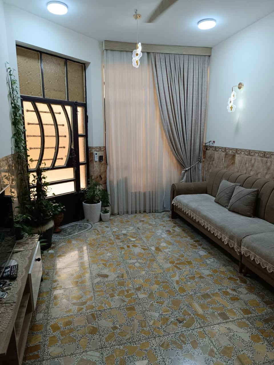 دار للبيع طابو ملك صرف مساحه 100م طابقين بناء سنة 2013
 يحتوي على أستقبال حولي مطبخ ثلاثة غرف نوم وصحيات (السعر 165 وقابل للتفاوض) العنوان الزعفرانية شارع المعهد قرب المنصة للأستفسار *********** يوجد واتساب
