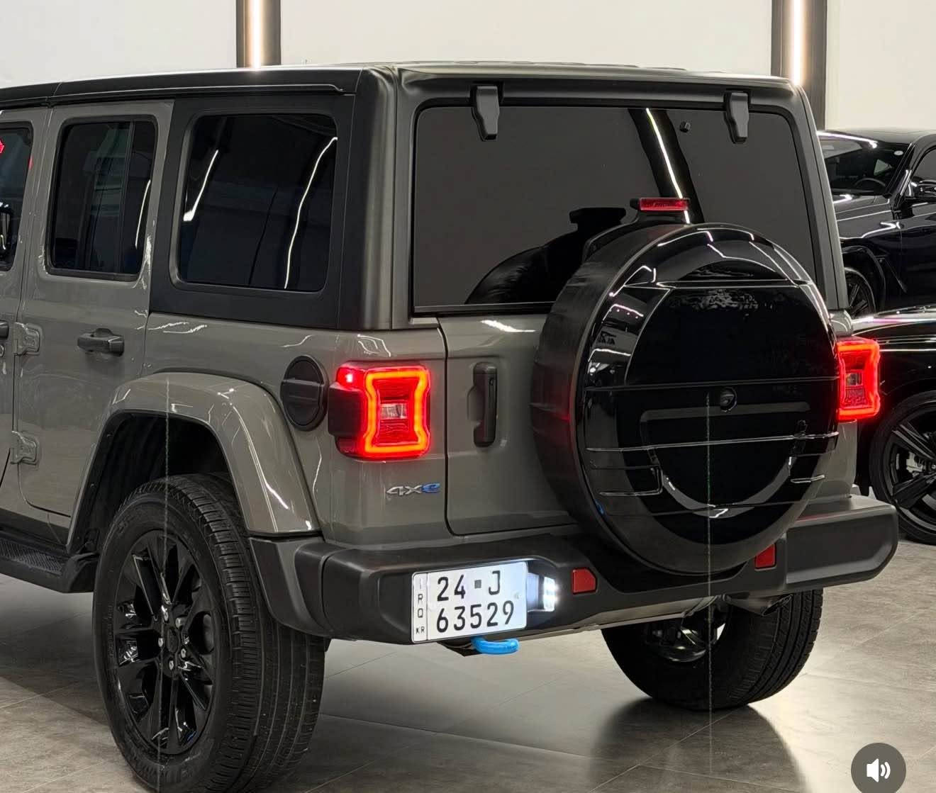Jeep Wrangler Sahara  2023 hybrid  4XE سمنتی
mi : 58,000 mi
Engine : 2.0L Turbocharged - Hybird 
HorsePower: 375Hp
Sensors : No 
Wheel size: 20-inch wheels
Camera: 1 camera
Screen: 1 big screen
Seats Type: Heated
Sound system: Alpine
رقم شاصی : 
1C4JJXP68PW580576
فقط واحد قطع صبغ 
موبايل : *********** دهوك, العراق

نص مكتوب في الصور:
- 6/7
- 7/7