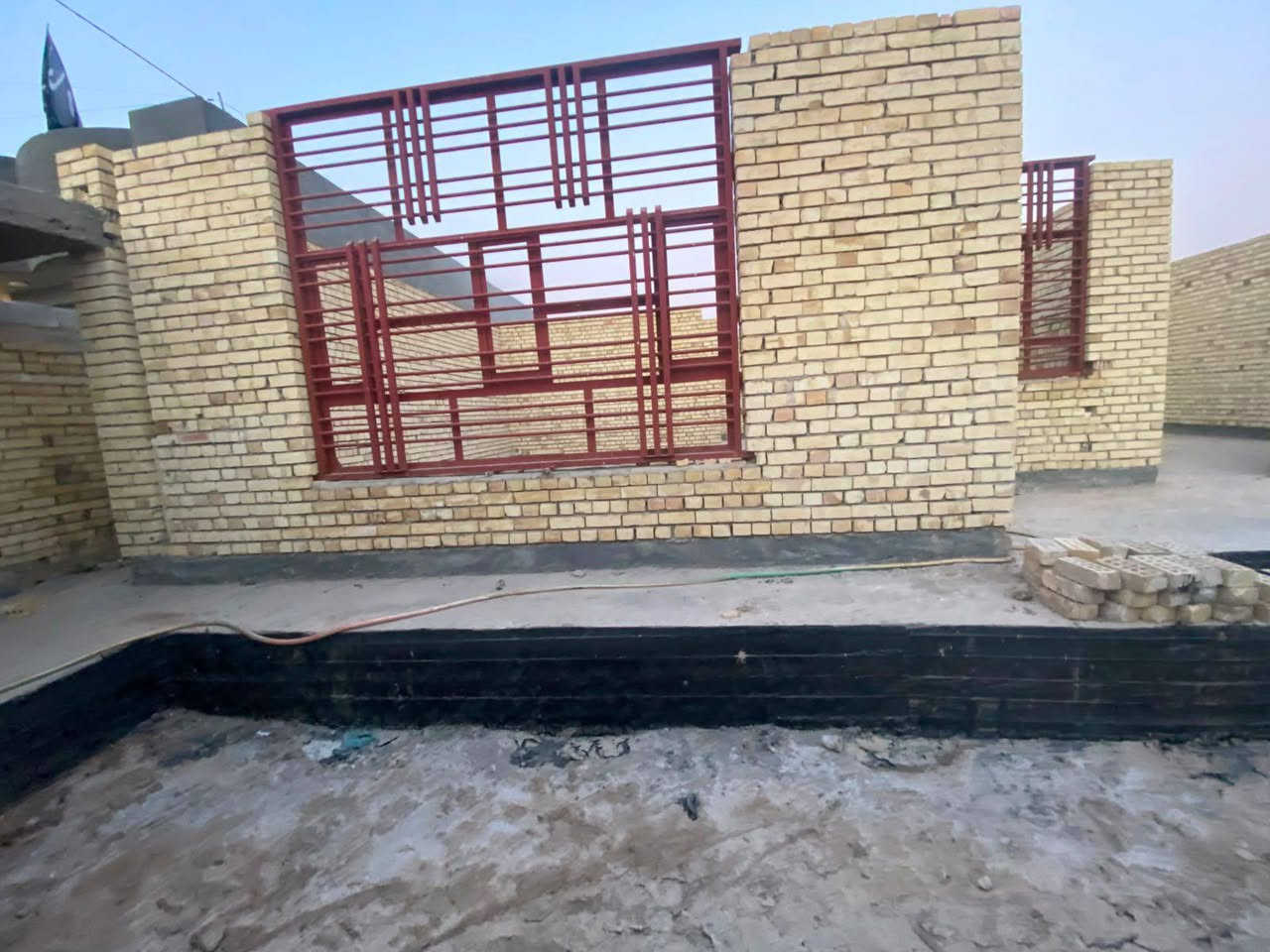مكلف بل نشر مساحه  390 حي الدواغنه اساس رفت جاهز بوب وشبابيك غرفتين استقبال مطبخ حار وبارد صحيات داخليه خارجيه منور مسلك جبير ومخزن فقط اتصال***********
