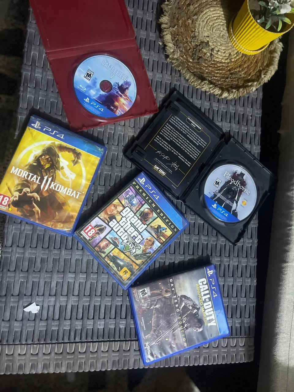 أقراص PS4 نظافة فول، شغال 100% بدون شخوذ
Battlefield V / Mortal Kombat 11 / GTA V Premium / Bloodborne / COD Advanced Warfare
السعر 60الف شلع وذا واحد ع 15الف 
مكاني بغداد وتوصيل موجود
