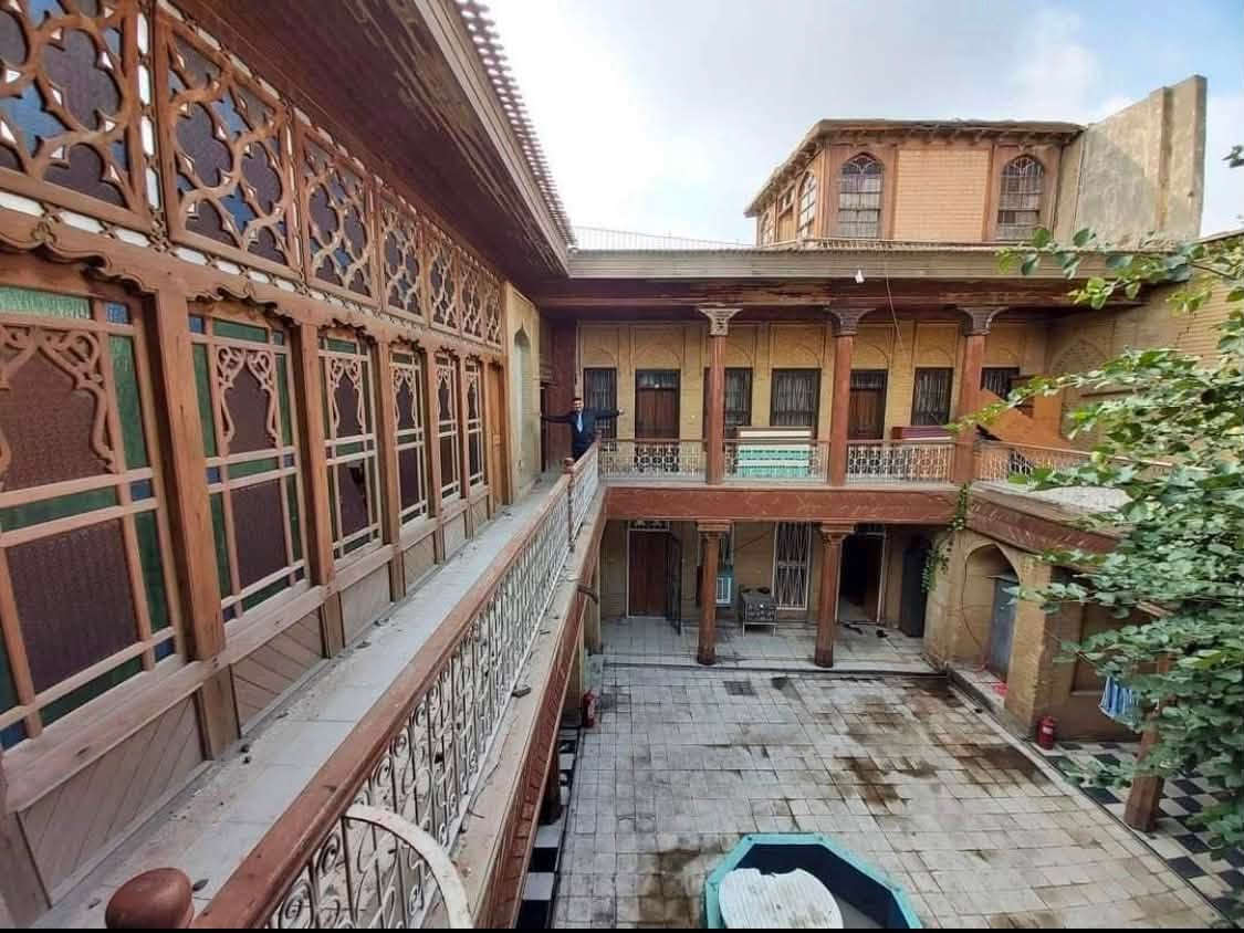 روعة التراث العراقي البغدادي الأصيل  ( شبابيك الشناشل ) 
تحفة من عبق التراث، اجتمع فيها دفئ الخشب العتيق مع دقة الزخارف العربية والهندسية، وتداخل الزجاج الملوّن والمرايا ليمنحها جمالًا آسراً وتفاصيل تنبض بالحرفية. قطعة تجمع بين أصالة الماضي ورقي الفن، لتكون شاهدًا على مهارة الصانع وذوق الزمن الجميل . 

السلام عليكم 
شباك بغدادي خشب وجام ملون وزخارف خشبية .
. ارتفاع / 175 سم  
. عرض / 77 سم 
العنوان / بغداد / الكرادة / حي الوحدة / شارع سلمان فائق مجمع بازار أنتيك بغداد ) 
الطابق الأول 
- يوجد توصيل داخل و خارج العراق 
للاستفسار اكثر الاتصال 
*********** 
واتس اب او فايبر او مراسلة الصفحة.
