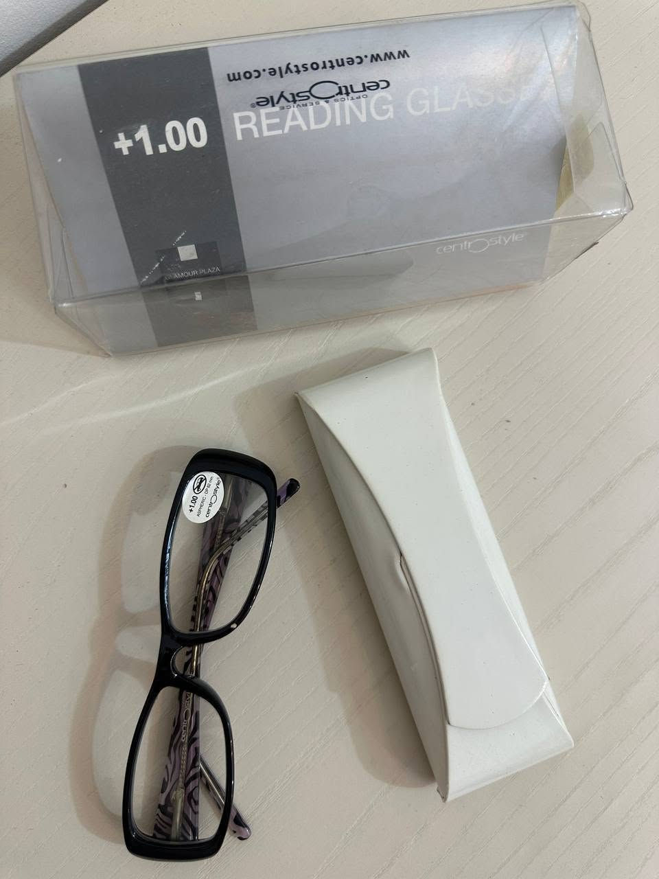 نظارات طبية للقراءة إيطالية أصلية (Polaroid و CentroStyle)، موديلات متنوعة وبدرجات مختلفة، جديدة مع حافظتها.
***********
واتساب او اتصال
نظارات طبية للقراءة إيطالية أصلية (Polaroid و CentroStyle)، موديلات متنوعة وبدرجات مختلفة، جديدة مع حافظتها.

