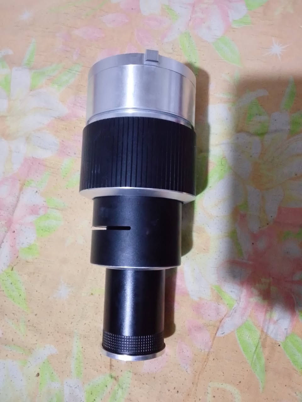 السلام عليكم هاذ الجهاز البيع
هذا الجهاز هو مكثف إضاءة بصري (Optical Snoot / Spotlight Projector) من ماركة YSKE موديل MM08 بفتحة تركيب من نوع Bowens.يُستخدم هذا الملحق في التصوير الفوتوغرافي والفيديو لتوجيه حزم الضوء بشكل مركز، ويأتي عادةً مع أقراص تشكيل الضوء (Gobos) ومرشحات ألوان لإنشاء تأثيرات ظلال وخلفيات فنية ضوئية.إذا كنت ترغب في معرفة المزيد، أخبرني:ما هو نوع مصباح الإضاءة الذي تستخدمه معه؟هل تحتاج إلى مساعدة في طريقة تركيب أو استخدام الأقراص والفلتر الضوئي؟ ‏‪‏‪***********‬‏ وتساب
