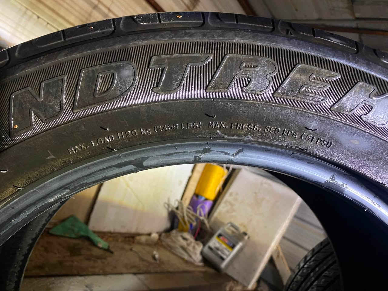 السلام عليكم
تايرات دلوب لاندكروز 285/5020 /112v 
تايرات جديدة مستعملقليل  منهن ثنين او ثنين منهن شوية تعبان بس يسشتغلن زينات 

سعر 200 الف قابل للتفاوض 
اتصال ع رقم ***********
