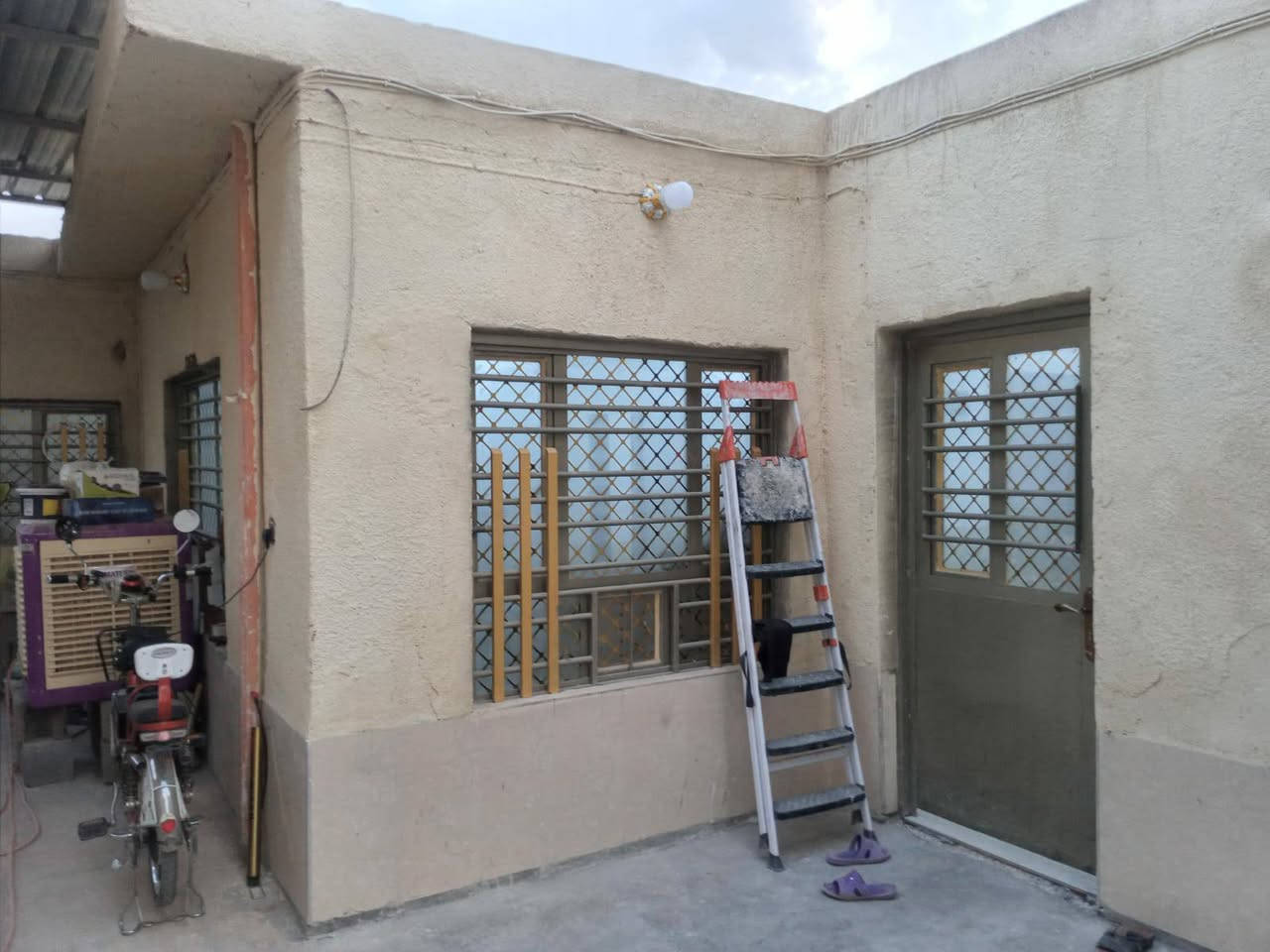 السلام عليكم بيت في الخالص حي الزهراء المدخل الاول الفرع الثاني طابو صرف مساحته ٢٥٠متر يتكون من كراج و٣ غرف وصاله ومطبخ وصحيات وحديقة خلفية السعر ٨٥ وبي مجال قليل للشراي للتفاصيل اتصال فقط ع الرقم 
***********
