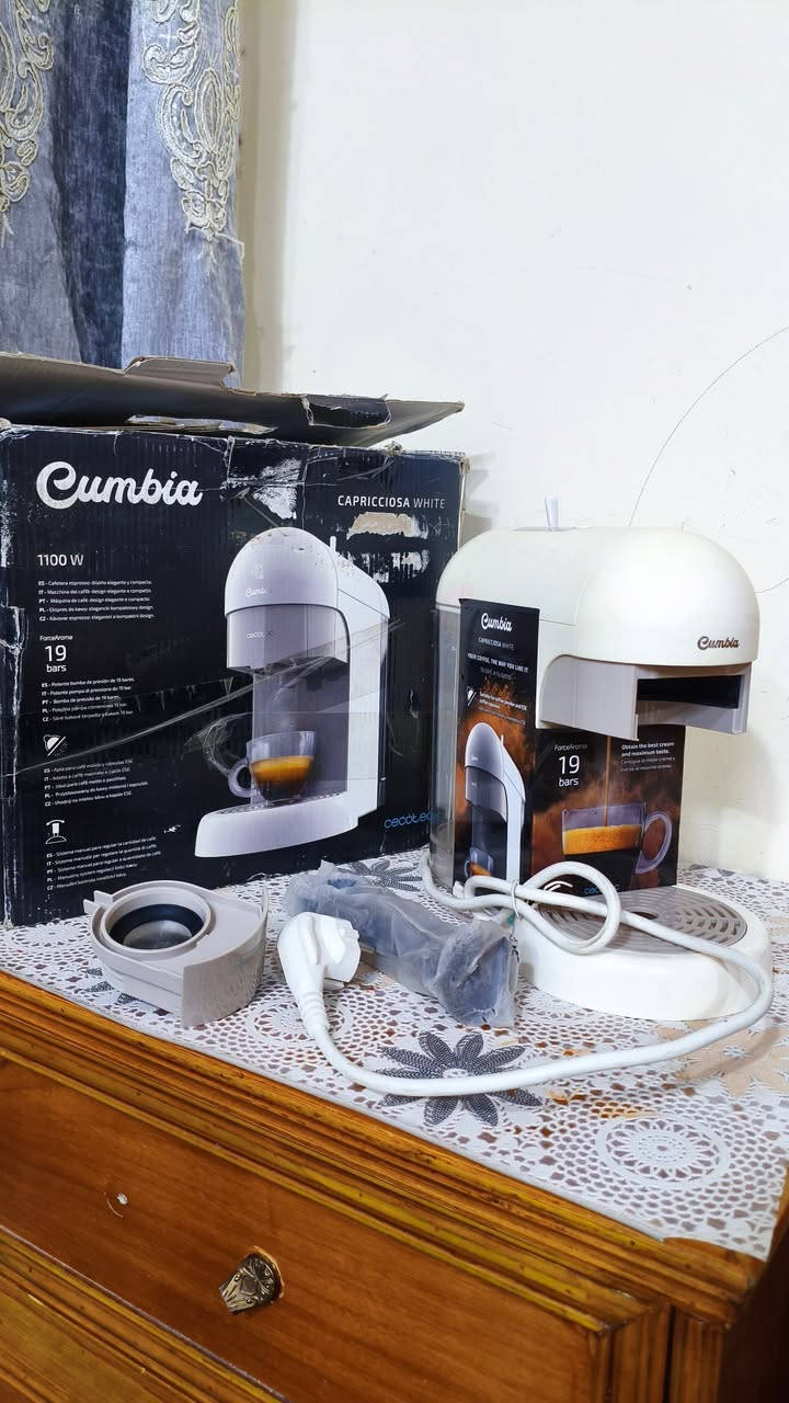 ماكينة قهوة إسبريسو Cecotec Cumbia Capricciosa White أصلية، لون أبيض، قدرة 1100 واط وضغط 19 بار.
تعمل بالقهوة المطحونة وESE، ومناسبة لتحضير الإسبريسو والقهوة بشكل سريع.
الحالة: جديدة غير مستخدمة بس وصخة بسبب التخزين 
المرفقات: الكارتون الأصلي + صينية التقطير + سلك الكهرباء والقطع الظاهرة بالصورة.
المواصفات: 19 بار / 1100 واط.
السعر 85 لو تلحگ عليها لو متلحگ يوجد توصيل جميع المحافظات 
المكان بصرة معقل 
الاتصال ***********
