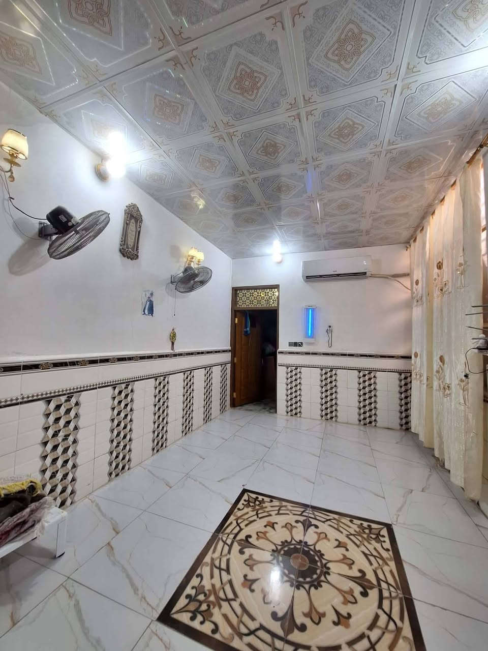 للبيع دار مساحته 100 متر
النجف - حي ميسان ـ شارع الزوار 
البناء عكاده
طابقين  
طابق الارضي يحتوي على
غرفه ومطبخ وصاله واستقبال 
وحمام داخلي وحمام خارجي 
الطابق ثاني يحتوي على
صاله ٥*٥ 
وغرفه ٤*٣.٥
السعر ٤٢ مليون وبي مجال 
للاستفسار اتصال على رقم 
‏‪***********‬
