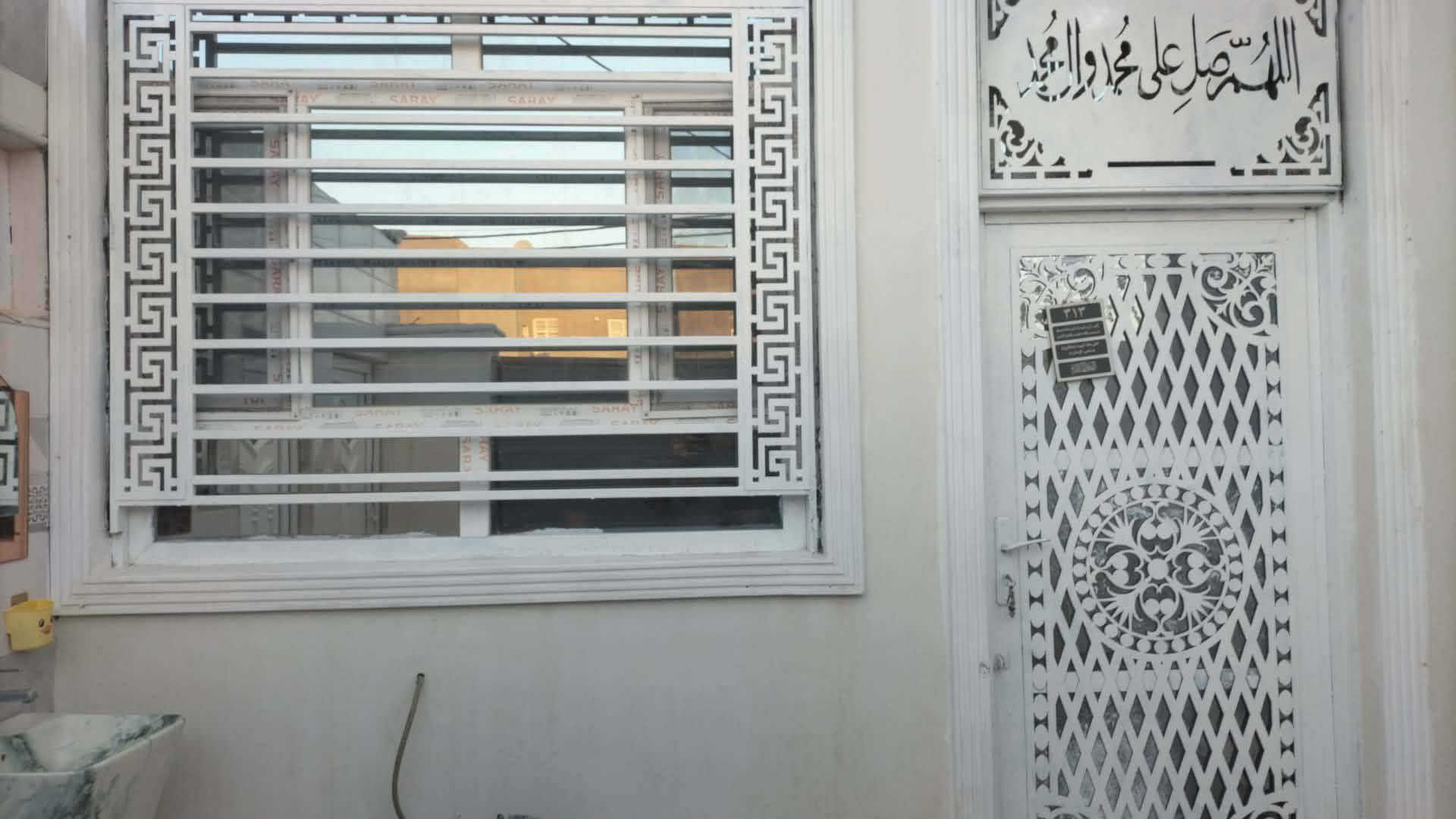 بيت في مجمع توحيد  قرب السكة مساحة 200م ثلاث غرف نوم مجمع داخليه وخارجيه مع سويت في غرفه من الغرف 200متر سعر 150

