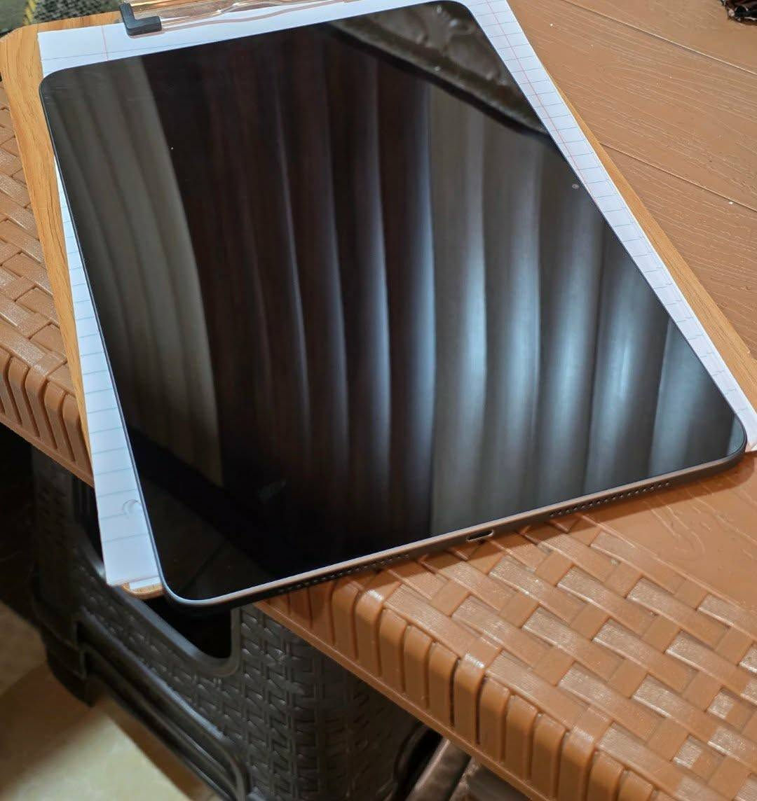 باد شاومي 6برو s. نظيف جداً
xiaomi pad 6s pro 12.4in 

رام: 12GB

مساحة: 512GB

معالج: snapdragon 8 gen 2

شاشة: 144hz 3k LCD

بطارية: 10,000mah

الشاحن: 120w بنصف ساعة يكمل شحنالجهاز 

ملحقاته كارتونه وشاحنه وكفرات ٢

(القلم الاصلي لكن بطاريته واكفه تكدر تشتري قلم جوكر وتستبدل البطاريه مالت القلم وكفت بطارتية القلم لان تركته لفتره  )

السعر 600

الشراي يتواصل على الواتساب فقط

***********
