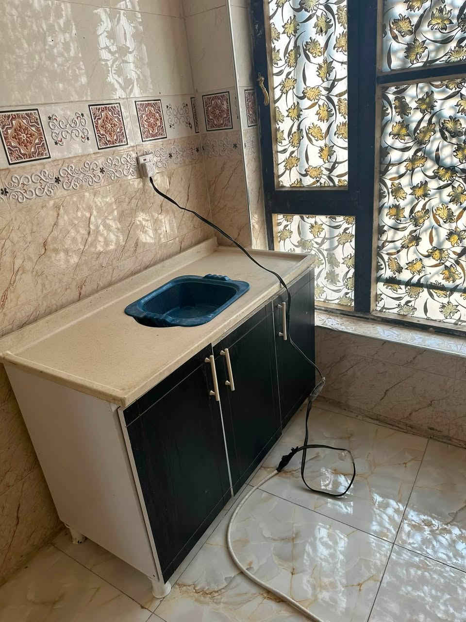 السلام عليكم كاونتر كامل للبيع ملحق ارضي وسنك طول الملحق والأرضي مترتين سنك متر ونص تواصل على رقم تالي او خاص *********** مكان واسط نعمانيه
