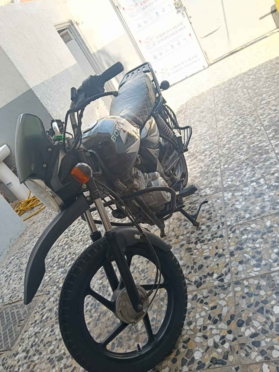 سلام عليكم من رخصة المشرف دراجه بوكسر سنويه كهربائيات كله شغاله سعر 1425وبيه مجال الرقم ***********
