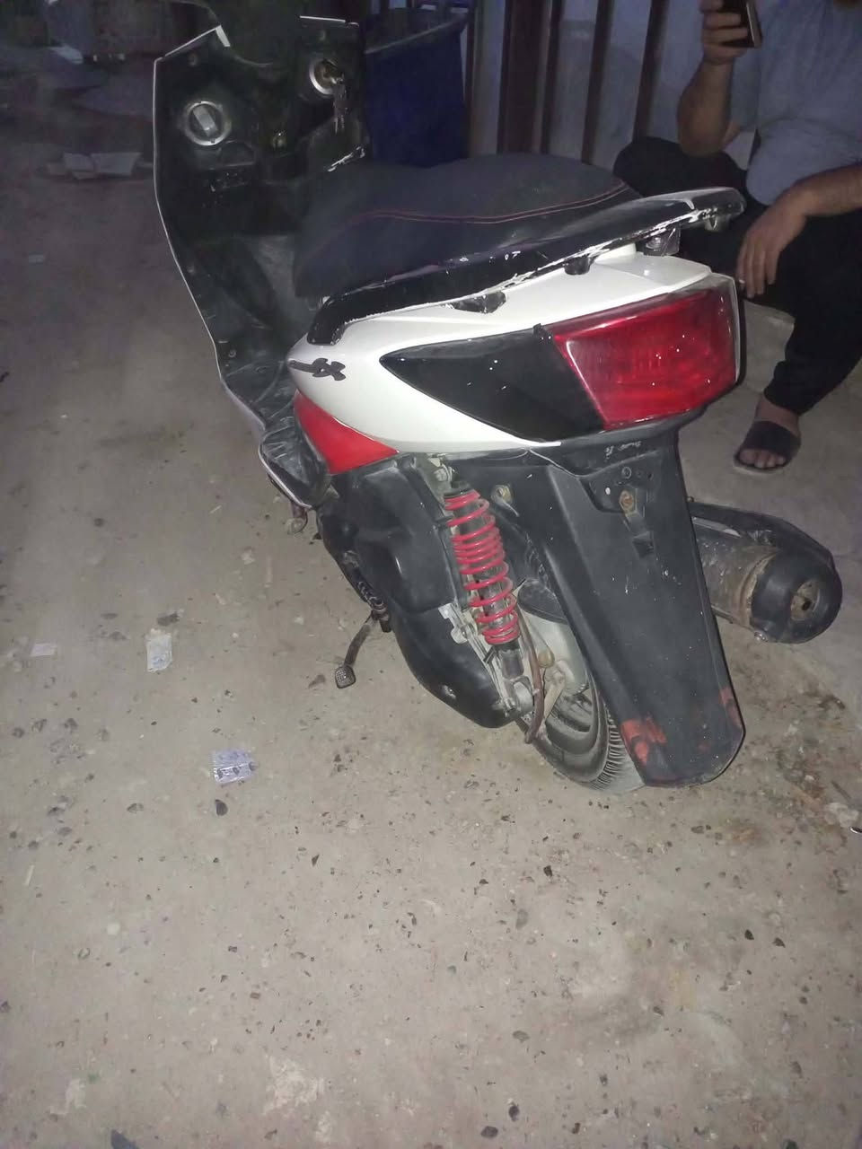 سلام عليكم سكنس فحل نوزل خطين للبيع  او مراوس الدراجه كامله مكمله كهربائياتهة شغاله شلعه ومعدل الدراجه اتخبل اكلوبات شغاله اشاير شغاله كفرات مصبوغه لجماليه حلوه الدراجه كامله مكان الزعفرانيه السعر 700 وبيها مجال الرقم *********** إني مكلف بل نشر
