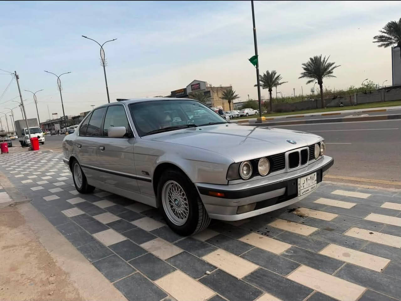 السلام عليكم
للبيع BMW (525) مسكر عدله وارد ياباني 
موديل 1991 ب اسمي تحويل مباشر رقم كركوك  
صبغه جديدة ✅
غرفة جديدة ✅
مكينة جديدة ✅
صدر جديد ✅
تبريد جديد ثلج ❄️
تخم تاير جديد ✅
زنون عالي ناصي ✅
سيارة جاهزة من كلشي 
مكان السيارة بغداد  
السعر 70$ وبيهة مجال 
للاستفسار ***********
