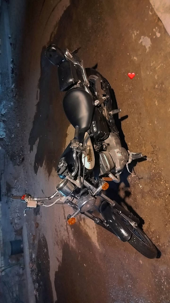 السلام عليكم للبيع دراجه هارلي هونده ريبل مكينة 250 نضيفه وحلوه نكره سلف شلعه ومعدل شرط تاخذ بيها اتراس وين ماتريد دراجه مابيها نقص بدون اوراق مكاني بغداد الشعب سعرها 650 وبيها مجال او مراوس بفورزه حسب القناعه متواجد خاص او واتساب فقط ***********
