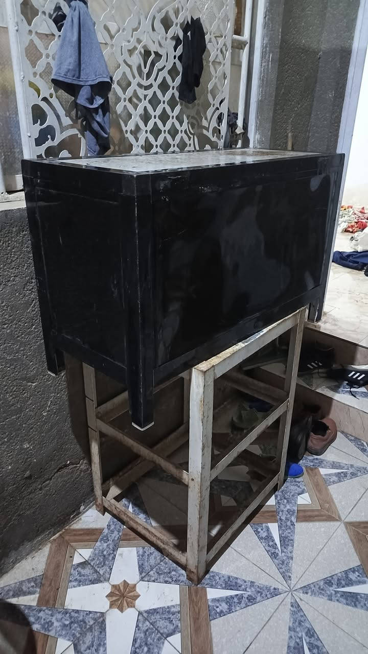 جام خانه هيه والميز مالها السعر ٧٥ العنوان ناصريه حي الزهراء ***********
