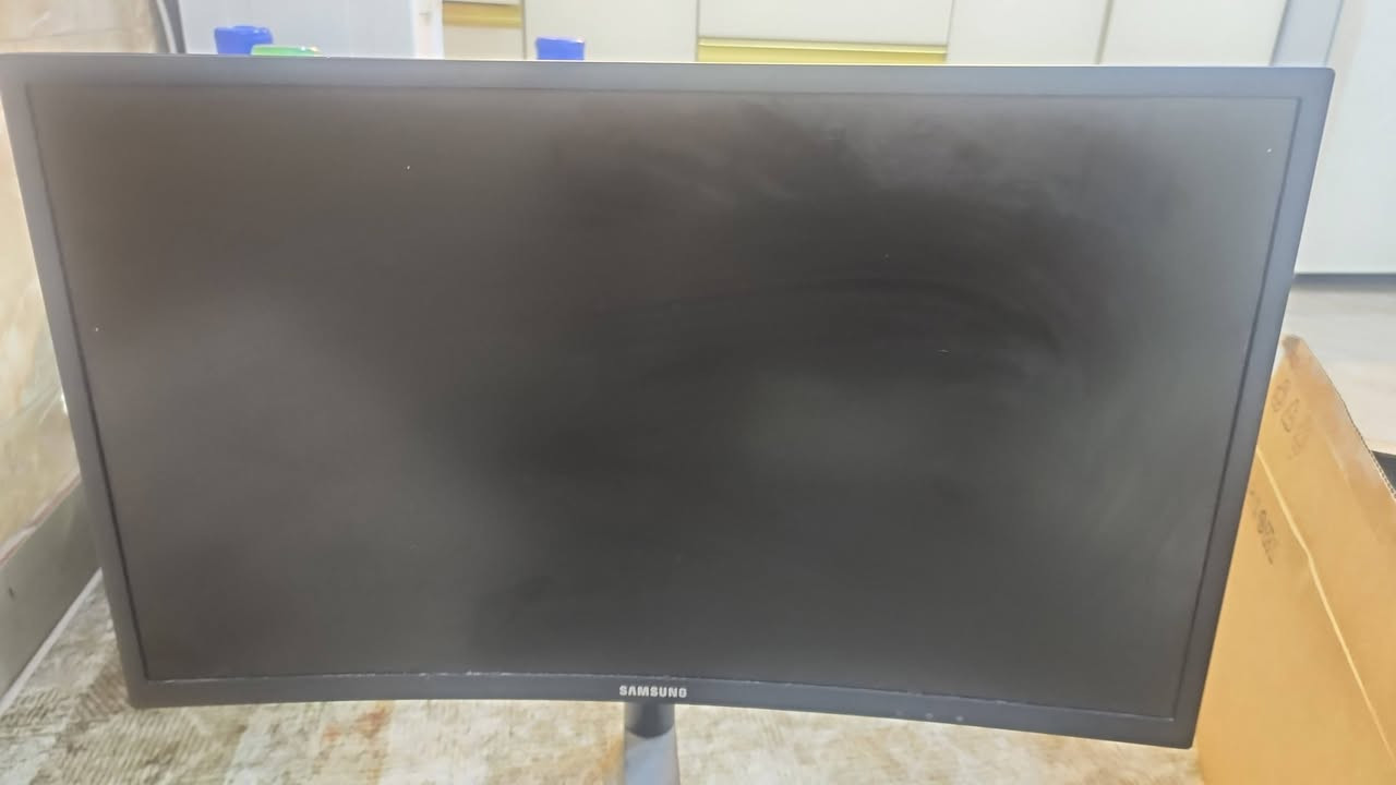 شاشة Samsung Gaming Curved 24" للبيع
للبيع شاشة سامسونج كيرف قيمنق، موديل C24FG73FQM، نظيفة وشغالة تمام.
 * مقاس 24 بوصة.
 * تردد 144 هرتز (سلسة جداً).
 * استجابة 1ms.
 * معها المحول الأصلي والستاند.
   السعر: ١٢٠ الف
   المكان: بغداد 
   للتواصل: ***********
