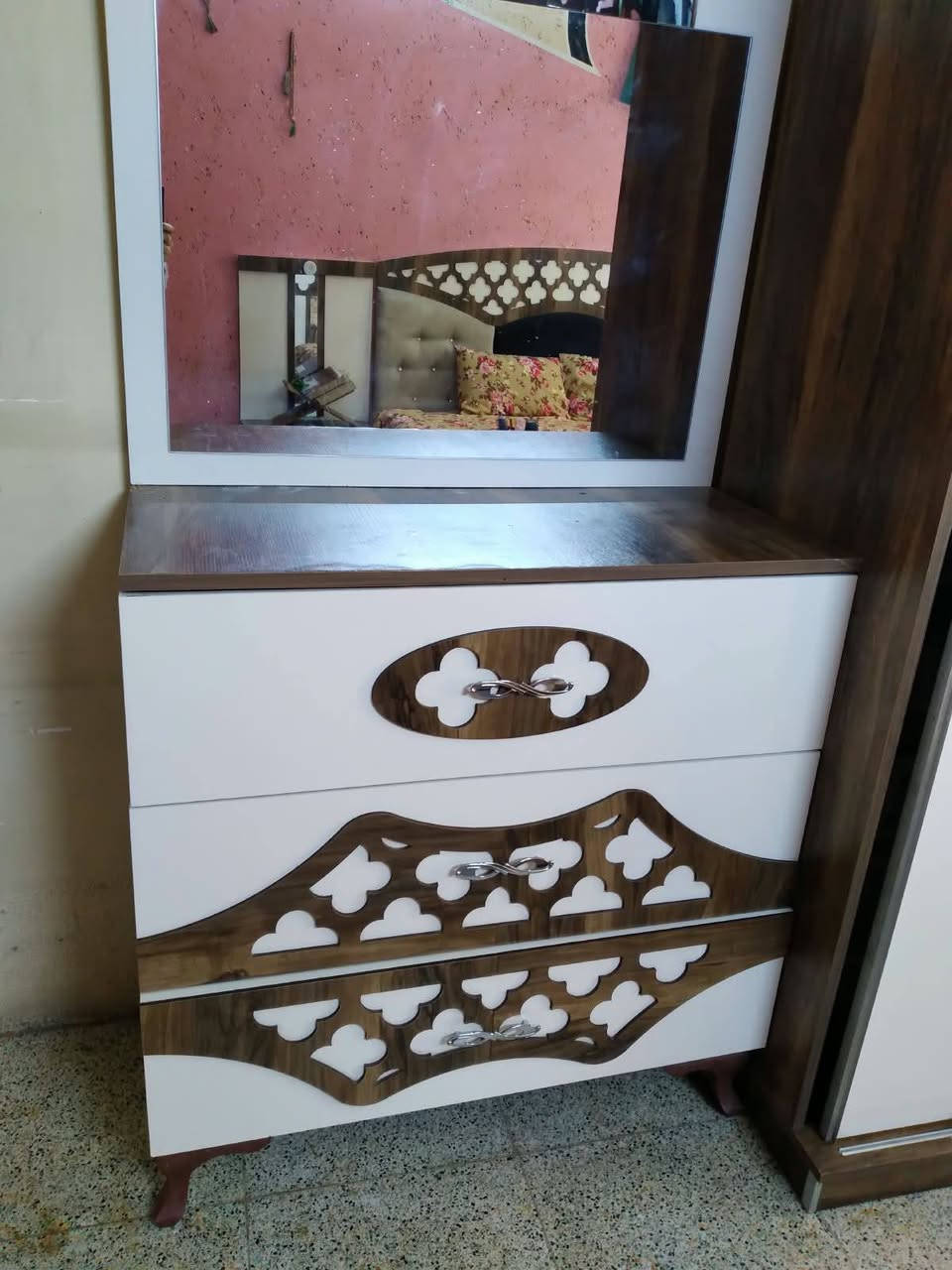 غرفه للبيع نضيفه خمس قطع، 
٤٠٠ ألف، ***********  ، بغداد مدينة الصدر
