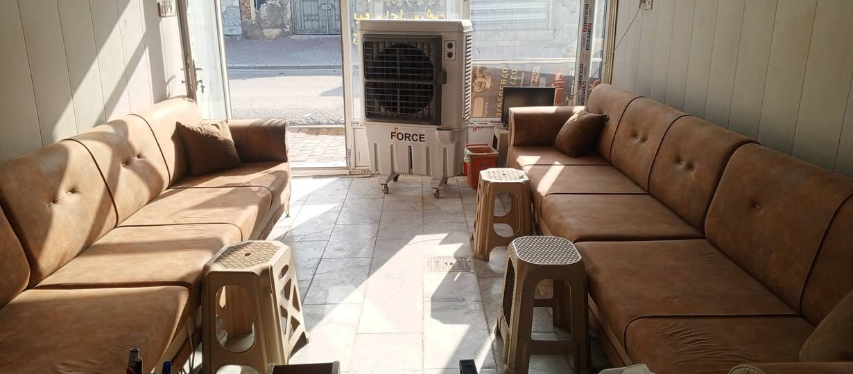 اثاث مكتب للبيع ميز كرسي دوار تخم قنفات جام خانه شاشه مع كامرات طبلات عدد4 ثلاجه مزيد من المعلومت الاتصال على ***********
