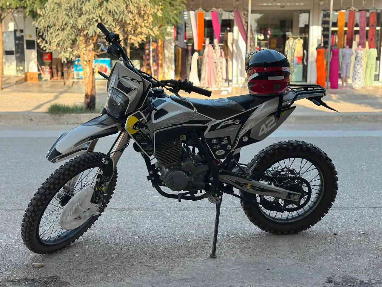 سلام علیکم
مانتۆر CRX 300 
شتی جوانو پاک 
دوکەڵ مەکینە گێڕ کلاج هەموی بەشەرت 
دوو تایەی خاوێنی لە ژێرە
 ئەزیەت نەدراوە مانتۆڕەکە 
پێویستم بۆ پارەش بۆیە ئەیفرۆشم 
ڕەجائەن موشتەری نیت نە سەر من بێشێنە نە خۆتیش ماندوکە بۆ سعر نامە بنێرن یان تەلەفۆن بکەن
شوێن کەرکوک
ژ.م***********
