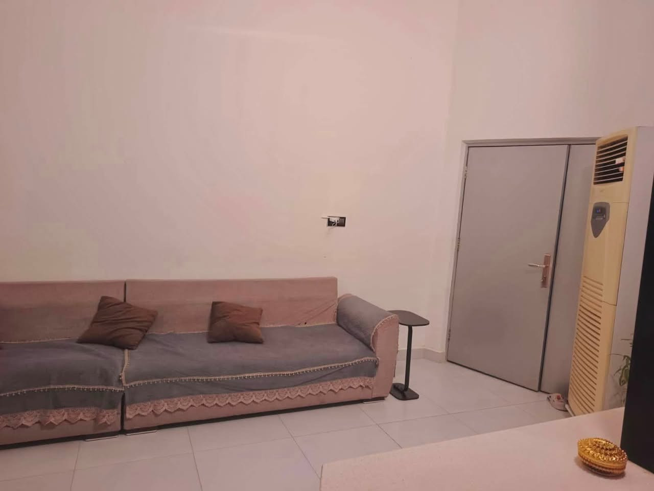 منزل + أثاث ومحتويات المنزل : للبيع 🚨🚨
منزل سكني جاهز للسكن مع كامل الأثاث والمحتويات

📍 الموقع: الناصرية – حي الجوادين – الإسكان الصناعي – النزلة الأولى.

المواصفات ❗️:

* مساحة الأرض: 300 م².
* مساحة البناء: 170 م².
* واجهة: 12 متر.
* شارع: 10 متر.

التقسيم الداخلي:

* غرفتين نوم.
* صالة استقبال وجلسة .
* مطبخ بارد +مطبخ حار حديث بتصميم عصري.
* حمام داخلي وخارجي 
* حديقة كبيرة خارجية+ كراج سيارة 

* بناء بالطابوق.
* أرضيات بورسلان وسيراميك.
* أسقف ثانوية مع إنارة حديثة.
* شبابيك وأبواب ذات جودة ممتازة.

يشمل البيع جميع المحتويات:

* غرفة نوم كاملة.
* أثاث الصالة.
* مجالس ومفروشات.
* ميز طعام.
* ستائر.
* مطبخ كامل مع الكاونتر.
* ثلاجة.
* طباخ.
* فرن.
* مايكرويف.
* غسالة.
* شاشة تلفزيون.
* براد ماء.
* فلتر ماء.
* سخان ماء.
* تانكي ماء.
* عدد (2) سبليت كنتوري 3 طن.
* عدد (1) سبليت جداري.
* مراوح وتجهيزات المنزل الأخرى.

البيت جاهز للسكن بالكامل ❗️❗️
ولا يحتاج أي مصاريف أو أعمال إضافية👍 

للأستفسار الأتصال على الرقم ( ‭***********‬ )
