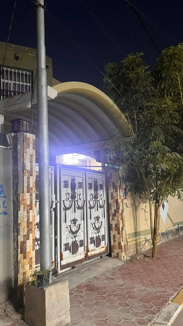 اعلان دار للبيع /📍

⏰ السعر الكلي ويه الطلب 225 بي مجال 💰
بليد 213  

​المساحة والواجهة: 200 متر مربع (الواجهة: 10 م | النزال: 20 م).
​عدد الطوابق: طابقان (بناء حديث/كونكريت مسلح سنة 2018). 🏗️ 
​نوع السند: طابو صرف.
​الملاحظات المالية: مطلوب للمصرف العقاري مبلغ 12 مليون دينار.
​الموقع: حي العسكري الأول - خلف مدرسة الرحمن.
​تفاصيل التقسيم الداخلي
​الطابق الأول:
​كراج سيارة كبير
​استقبال كبيرة
​صالة + مطبخ (حار / بارد)
​مجموعات صحية (داخلية وخارجية)
​الطابق الثاني:
​صالة
​غرف نوم (عدد 2)
​مناور + درج دَوّار
​معلومات التواصل والمراجعة
​المكتب المسؤول: مكتب قصر الباشا للعقار (أحمد الشمري للإستثمار🏗️ والتطوير العقاري).
​عنوان المكتب: شارع أسواق طيبة - مجاور أسواق دجلة.
​أرقام الهواتف: ☎️ 
​***********
​***********
