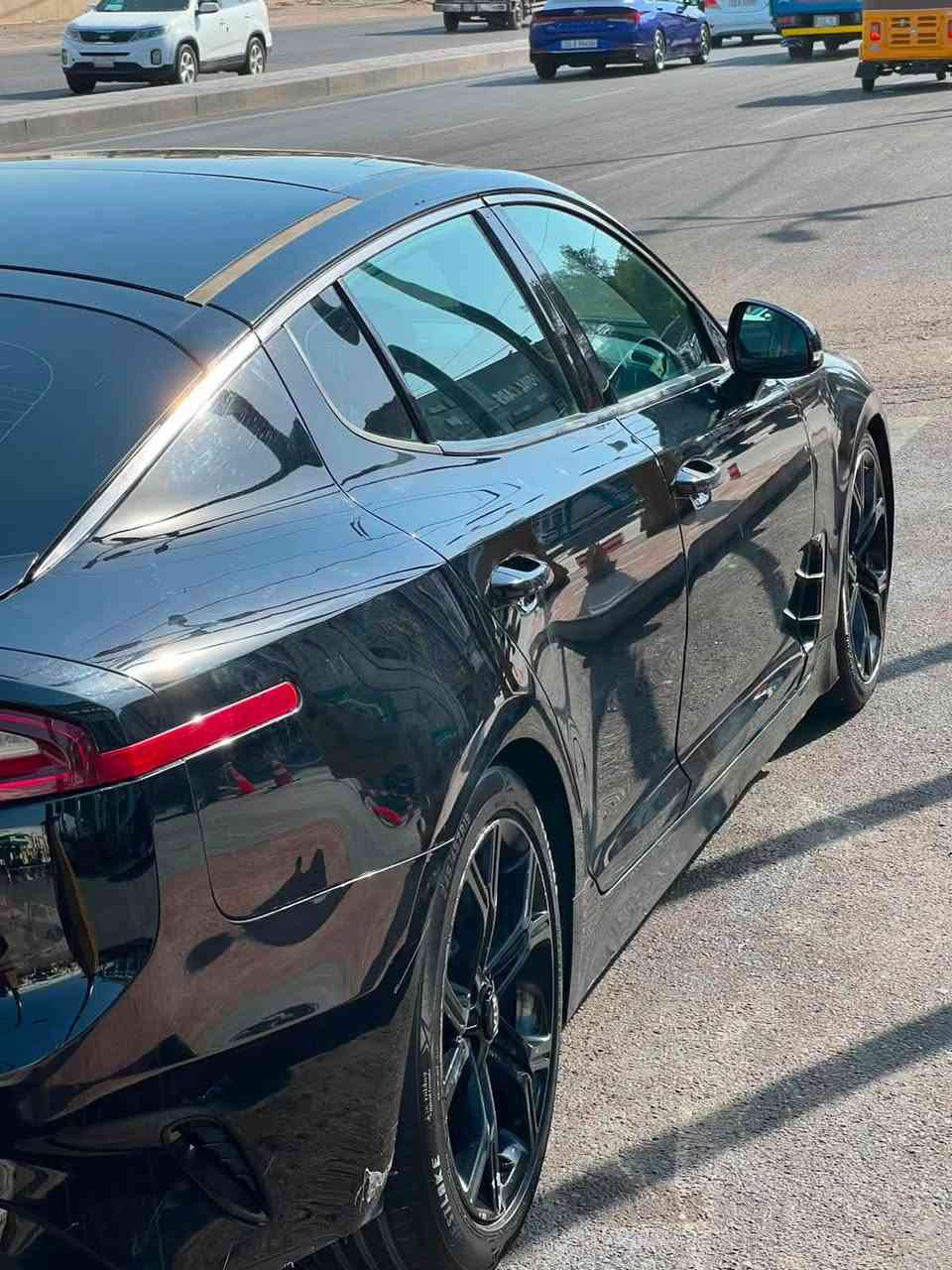 كيا ستنكر موديل 2019 محرك 3300 تون تيربو V6
فئه السياره GT2
 368 حصان و الگير 8 نمر
ويل ألمنيوم حجم 19 
بريكات Brembo
كليبرات Brembo لون أحمر
كاربلي
كراسي 2 كهرباء + تبريد وتدفئه مقاعد 
بصمه 
فتحه سقف 
حساسات امامي خلفي 
كامرات محيطية 
فتحة سقف 
رادار امامي + جانبي 
جنطه ذكيه كهرباء 
إنارة داخلية تحكم من الشاشة
مراية ذكية ليلية
نظام الصوت من شركة هارمن كاردون
مراقبة النقطة العمياء
مثبت سرعة ذكي
تحذير ومنع الاصطدام الأمامي
المحافظة على المسار
متابعة المسار

حادث سيارة قطعتين بنيد وجاملغ بدون دواخل ماشية 175 الف km
***********
