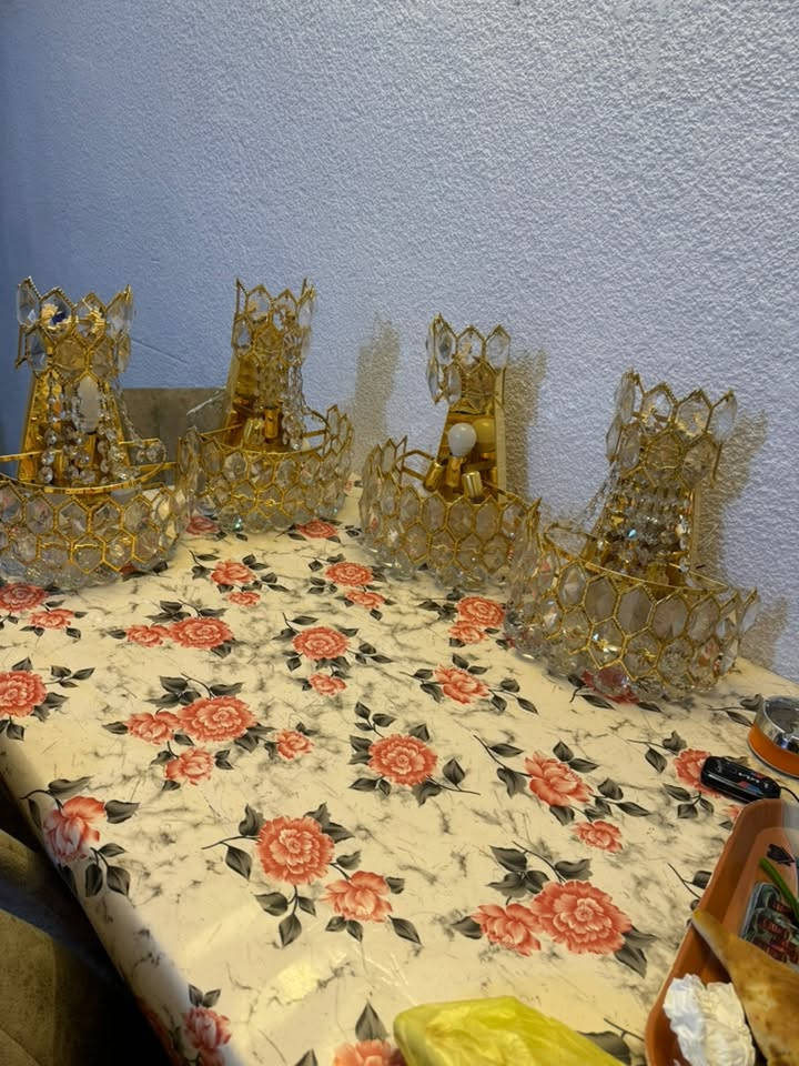 سلام عليكم غراض للبيع سخان غاز وكهرباء) وثريات 2 كبار و 4 زغار)ومفرغه) ومكنسه 
***********
العنوان الامين ثانيه
