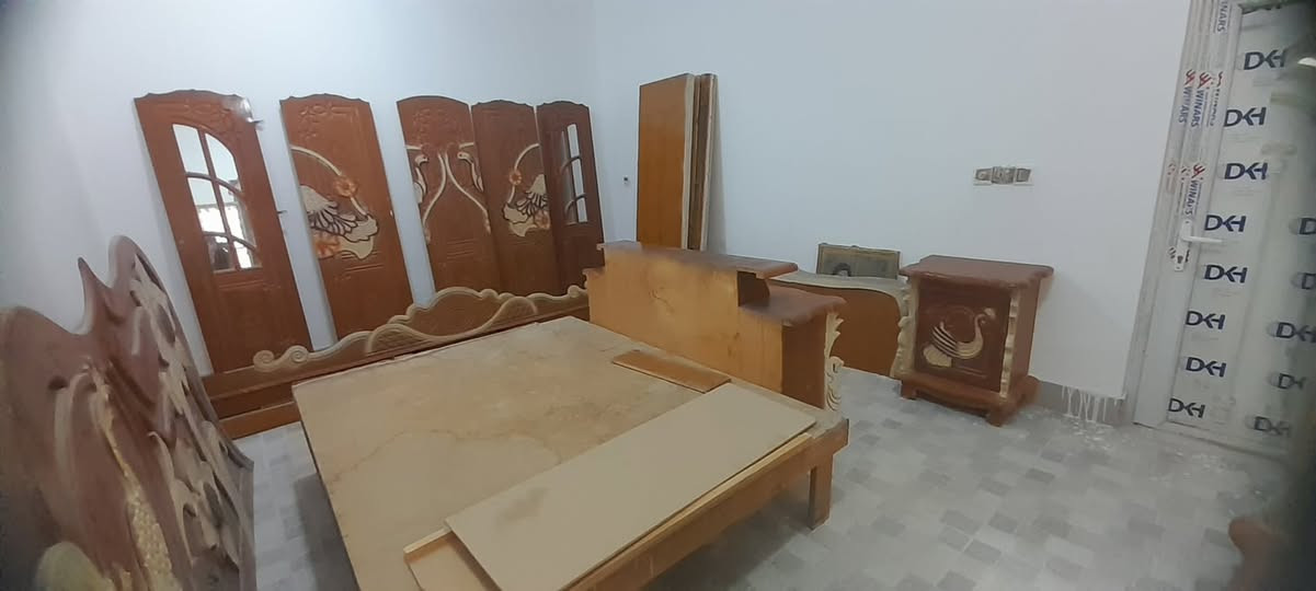 السلام عليكم غرفه اخشاب نضيفه للبيع السعر ٤٠٠وبيه مجال رقم الهاتف ***********
