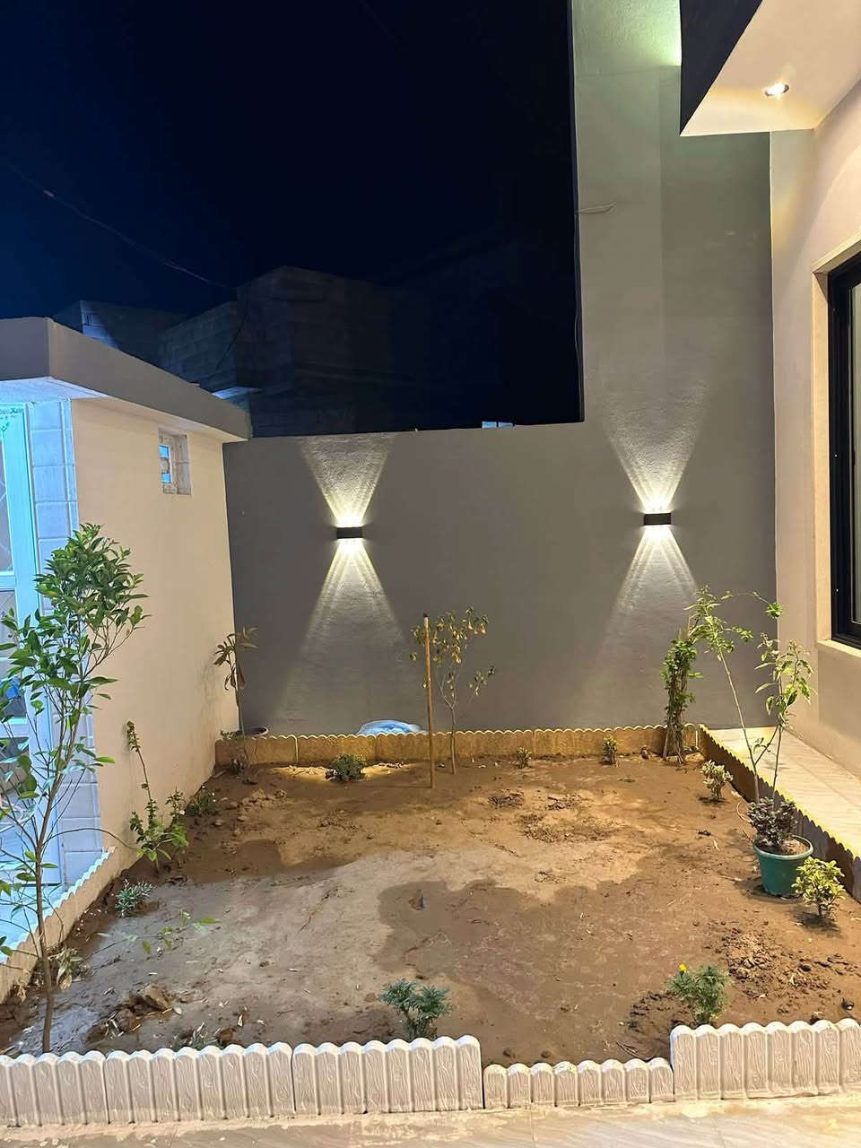 للبيع 🏠 

 دار للبيع في منطقه جمعية العدل المساحة ١٧٨م

 طابقين يحتوي طابق الارضي يحتوي على غرفة نوم

     واحدة واستقبال +هول+حمام+WC عدد٢ 
 
 حديقة داخلية+حديقة خارجية/الطابق الثاني يحتوي
 
 على ثلاثة غرف نوم+هول+حمام+WC+بلكونة

   ملاحضة خلف الدار أرض متروكه ترهم حديقة

#عبدالعزيز_الزيدي_للعقار

للاستفساروالطلب اتصل على الارقام التالية

***********
***********
