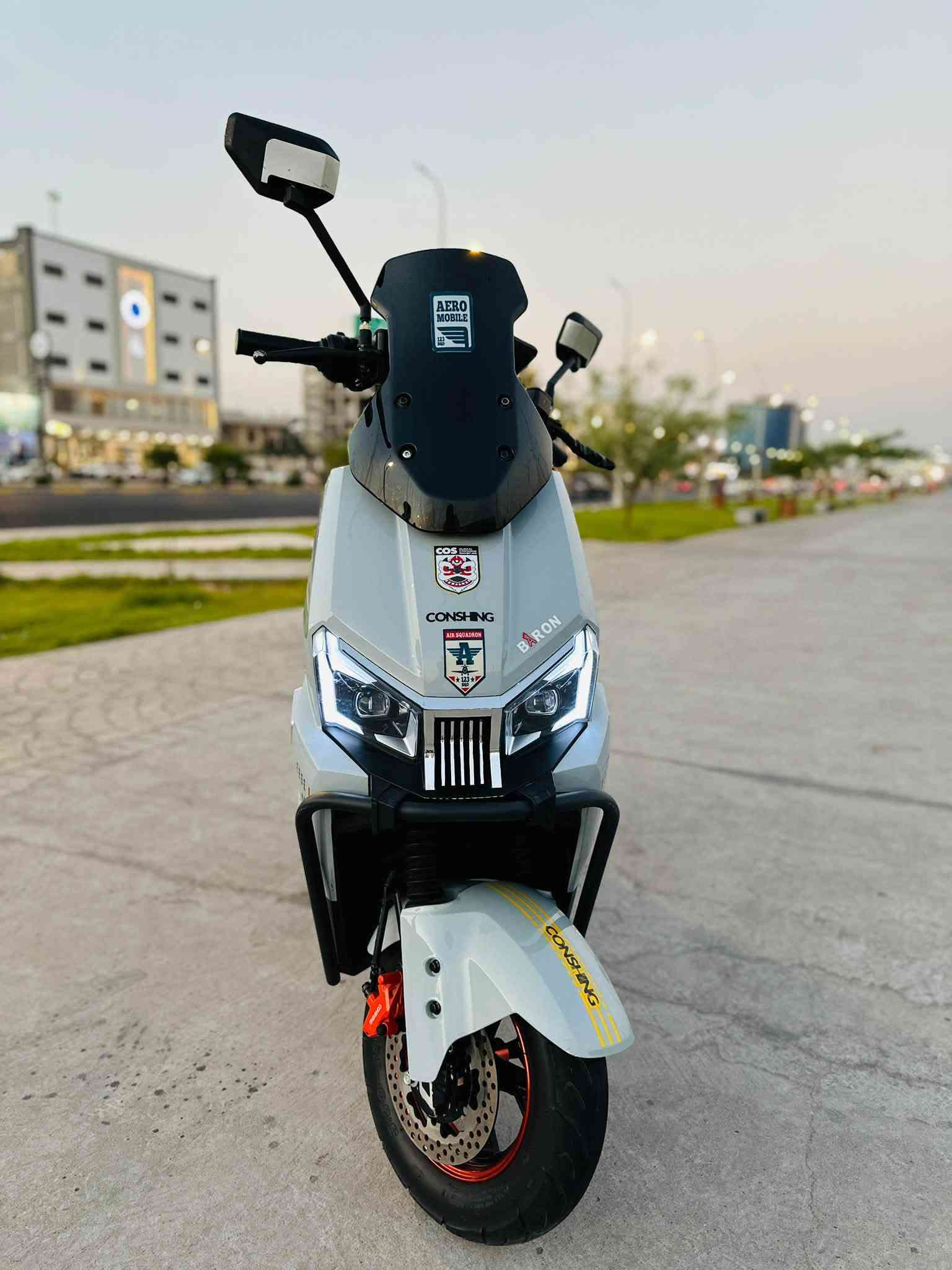 دراجة شحن الصاعقة  من ماركة conshing العالمية
دراجة شحن  دراجة كهربائية 
تشغيل سويج وبصمة 2
6 بطاريات كبار 33 امبير 
اللون رصاصي  
نضام 4 سرع  
تمشي بالشحنة الواحده 50 كيلو بالشحنة حسب الوزن او اكثر
نضام ال P 
نضام مثبت السرعة
نضام حساسات جانبية وخلفية 
مانع للسرقة  
گلوبات عالي ناصي قوي
أشاير يمنى ويسرى 
دبل اشارة 
الكهربائيات كلهن شغالة 
الشاحنة الاصلية
هورن عالي
مرايات
صندوق كبير داخلي 
الملف 2500 حقيقي 
السعر : 950 وبيهة مجال للطيبين
العنوان : البصرة : الامن الداخلي
الرقم : ***********
