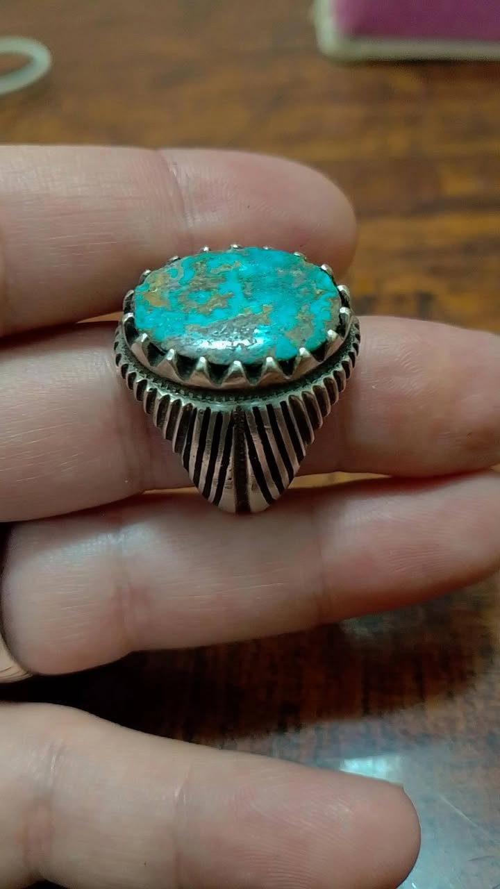 💍 محبس فيروز نيشابوري طبيعي
صياغة يدوية، قطعة فخمة ومميزة ✨
📍 الرميثة | 📞 ***********
