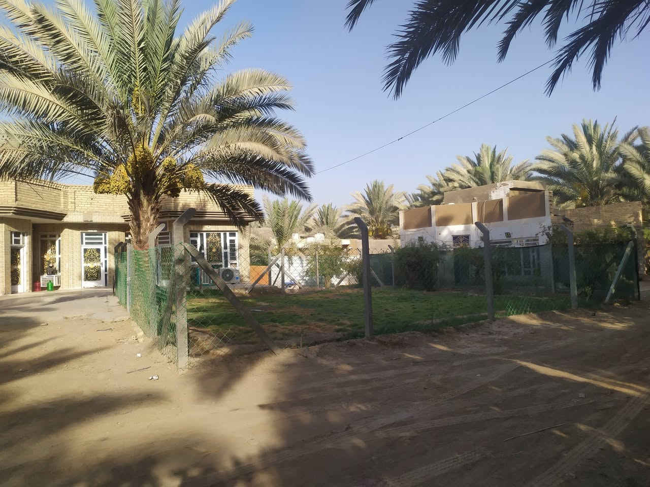 اللهم صل على محمد وآل محمد
للبيع بستان ثلاث دوانم مع خمسه بيوت سند 25 شرط التحويل بستان مشجر من النخيل بأنواعه والفواكه بأنواعه مسيج بيارسي وجادر موقع البستان سده الهندية يبعد عن مدينة كربلاء 20 كيلو بيوت بناء حديث كافة الخدمات موجوده كهرباء وسط البستان مي موجود مدارس قريبه 
سوك قريب للاستفسار الاتصال على الرقم 
*********** أو خاص
