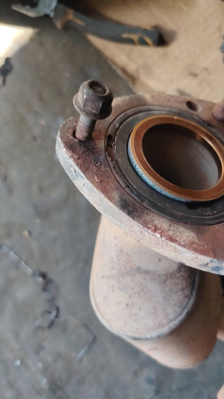 🔥 صيانة صالنصات العادم لمحرك GM 3600 🔧

تمت معالجة تسرّب غازات العادم من جهة الدكشن الحار الخلفي، وإنجاز العمل بدقة وفق المراحل التالية:

🔹 فك صالنصة العادم الخلفية وفحص مكان التسرّب
🔹 استخراج البرغي المكسور من الكور  المحرك 
🔹 تنظيف وتسوية أسطح التلامس وإزالة بقايا الكعكات القديمة
🔹 إعادة قلوزة  سنون تثبيت الصالنصات ومعالجة السنون المتضررة
🔹 استبدال جميع كعكات صالنصات العادم بكعكات جديدة
🔹 استبدال جميع براغي تثبيت الصالنصات ببراغٍ جديدة
🔹 إعادة تركيب الصالنصات وشدّ البراغي بالتسلسل الصحيح
🔹 تشغيل المحرك وفحص المنظومة والتأكد من انتهاء التهريب وصوت نفخ العادم

✅ شغل دقيق لمعالجة تهريب العادم والمحافظة على هدوء المحرك وأدائه الصحيح.

🔧 ورشة أنور سوزوكي وإكونوكس

📍 كربلاء – الحي الصناعي – البلوك الثاني – شارع السايدين (سايد الدخول)

📞 ***********
📞 ***********

خبرة بالتشخيص… ودقة بالتنفيذ 🚘

