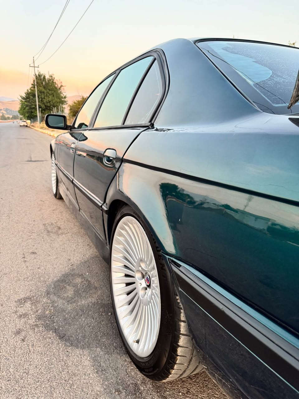 بە ناوی خوای گەورە 
                                                        BMW 728i  1996 
ئاڕمی پلاستیکی هەولێر
بە شەرتی ئاڕم و ئەوەلیات و غەرامە 
گێر و مەکینەی بیلاد تاک دیجیتالە
گێر و مەکینە و ئەکسلی بەشەرت 
تەقە و ڕەقەی بەشەرت کارەبایی بەشەرت تەبرید سارد و گەرم تەبرید دەبڵ زۆن و لەمس ناو زەرد کوشن جڵد و هیتەر و کارەبایی کەلە کارەبایی چوار جام کارەبایی و ئۆتۆ ئاوێنە کارەبایی سوکان ڤۆلیۆم حاسەی دواوە و تەحدید سورحە و تراکشن و سلاید شوشە
 
شوێن هەلەبجەی شەهید 
سعری ٤٦ مەجالێکی برایانە  
*********** واتساپ لەسەرە حلبجة, السليمانية
