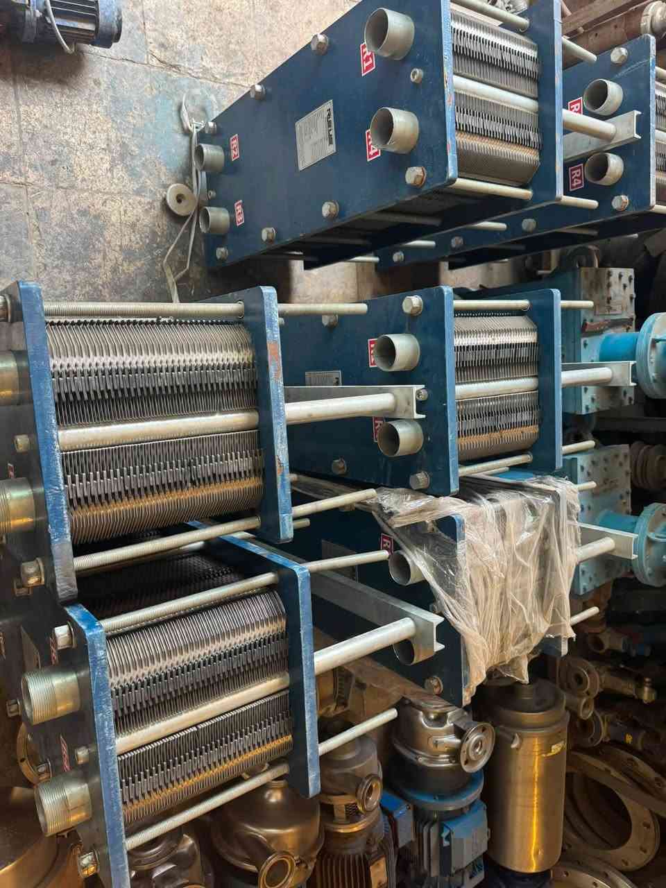 مبادلات حرارية لوحية (Risus Plate Heat Exchangers)

متوفر للبيع مبادلات حرارية لوحية صناعية (Plate Heat Exchanger) ممتازة للتبادل الحراري السريع والتبريد/التسخين بكفاءة عالية، من إنتاج شركة RISUS التركية المتخصصة في الأنظمة الحرارية والصناعية.
المواصفات الفنية:
 الماركة: RISUS (تركيا)
 الموديل: RS14
 سنة الصنع: 2019
 ضغط العمل التشغيلي (Working Pressure): 10 Bar
 ضغط الاختبار (Test Pressure): 13 Bar
 نوع الألواح: استانلس ستيل (Stainless Steel) مقاوم للتآكل والصدأ
 حجم المداخل والمخارج: 4 فتحات تسنان لسهولة الربط والتركيب (R1, R2, R3, R4)
الاستخدامات والمجالات الصناعية:
 خطوط إنتاج الأغذية والمشروبات (بسترة وتبريد الحليب والعصائر)
 تبريد الزيوت والأنظمة الهيدروليكية في المعامل والمصانع
 منظومات التكييف والتبريد المركزية (Chillers & HVAC)
 المعامل الكيميائية والدوائية
العنوان بغداد باب الشيخ 
***********
***********
