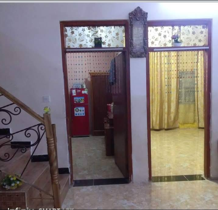 بيت للبيع في ابو غريب الناحيه حي واحد آذار طابو سند 25 مساحته 355متر طابقين يحتوي الطابق الاول  على غرفتين وصاله وحمام ومطبخ حار وبارد واستقبال وحمامات خارجيه وحديقه صغيره والطابق الثاني يحتوي على ثلاث غرف وصاله وحمام السعر المطلوب 140مليون وبي مجال للاستفسار الاتصال على الرقم ***********  ابو احمد بي واتساب
