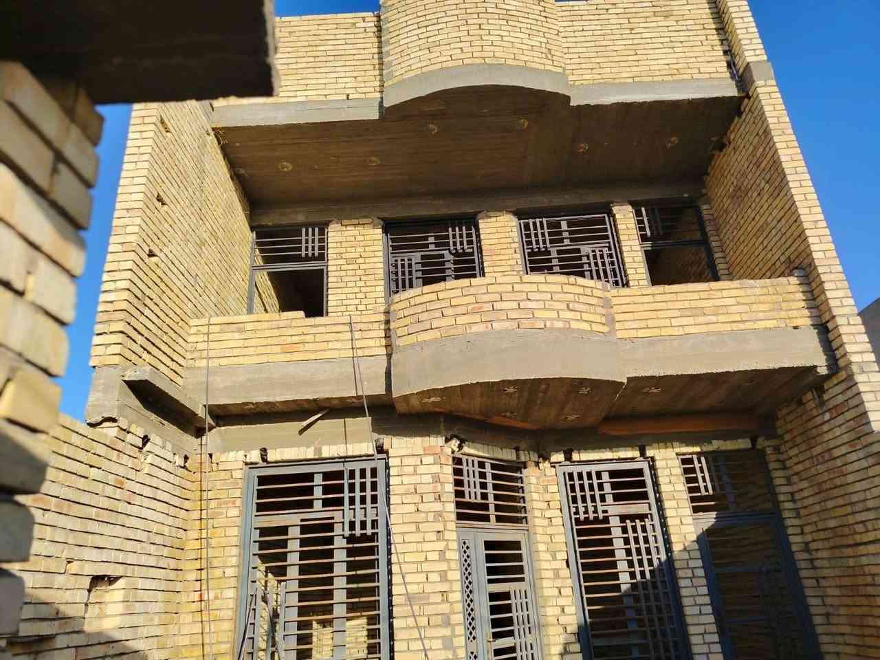 اسلام عليكم بيت هيكل لبيع المكان ازركيه قرب مدرست التوفيق طابو زراعي بسمي تحويل مباشر المساحه 200
الوجح 7 ونص النزال 26 كامل مي وماجري درجه اول شغله كله البيت ابيع ابيع فقط سعره 75  الاستفسار *********** الشارع المقابليل 20 سايدين شارع ريسي قريب على الحولي وقريب عله السده الازركيه اخوان مابيع لاقصاط واله بوعده 
غرف 4
حمامام 4
مطبخ
ستقبال
صاله 2
منور 1
منور وره البيت 1
