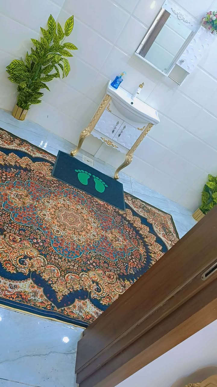 بيت طابو زراعي خلف شقق الزيتون مباشر ع شارع العام مساحه 1،400متر ويا مشتمل البيت فول كله كونكريت 4غرف نوم صالتين مطبخين براني 13متر صحيات داخليه خارجه ***********
