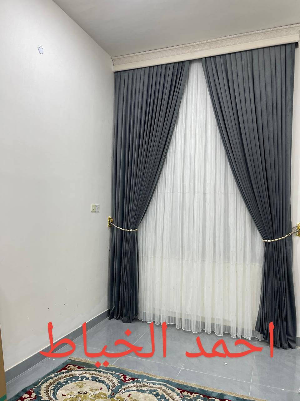 احمد الخياط للستائر لعمل كافة أنواع الستائر وبحسب القياس وبئسعار مناسبه جداً العنوان النزيزه خلف الحديقه العامه مقابل مول الوليد للاستفسار الارقام التاليه ***********.  ***********
