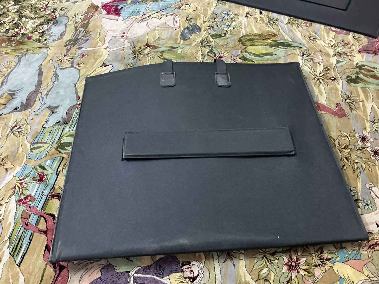 لوح سمسي محمول للبيع  قدره 60 واط
بي منافذ  usb.  وتايب سي لشحن الهواتف الباور بانك
 وبي منفذ dc لشحن باور ستيشن او بطاريات السياره  
 ويختوي على موصلات mc4  موجب وسالب ويمكن ربطه بمنظم شحن شمسي
 يمتاز اللوح بخلايا احاديه البلوره التي تعمل بكفاءه في الاضاءه المنخفضه او في الاجواء  الغاءمه للتواصل رقمي *********** موجود واتساب 
 سعر اللوح 60 الف
