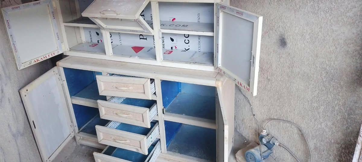 سلام عليكم كاونتر الامنيوم يحتوي على كاونتر مع ملحق 3 ابواب طول مترتين بدون سنك مكاني بغداد غزاليه سعر خاص للمراسله خاص او عبره واتساب ***********
